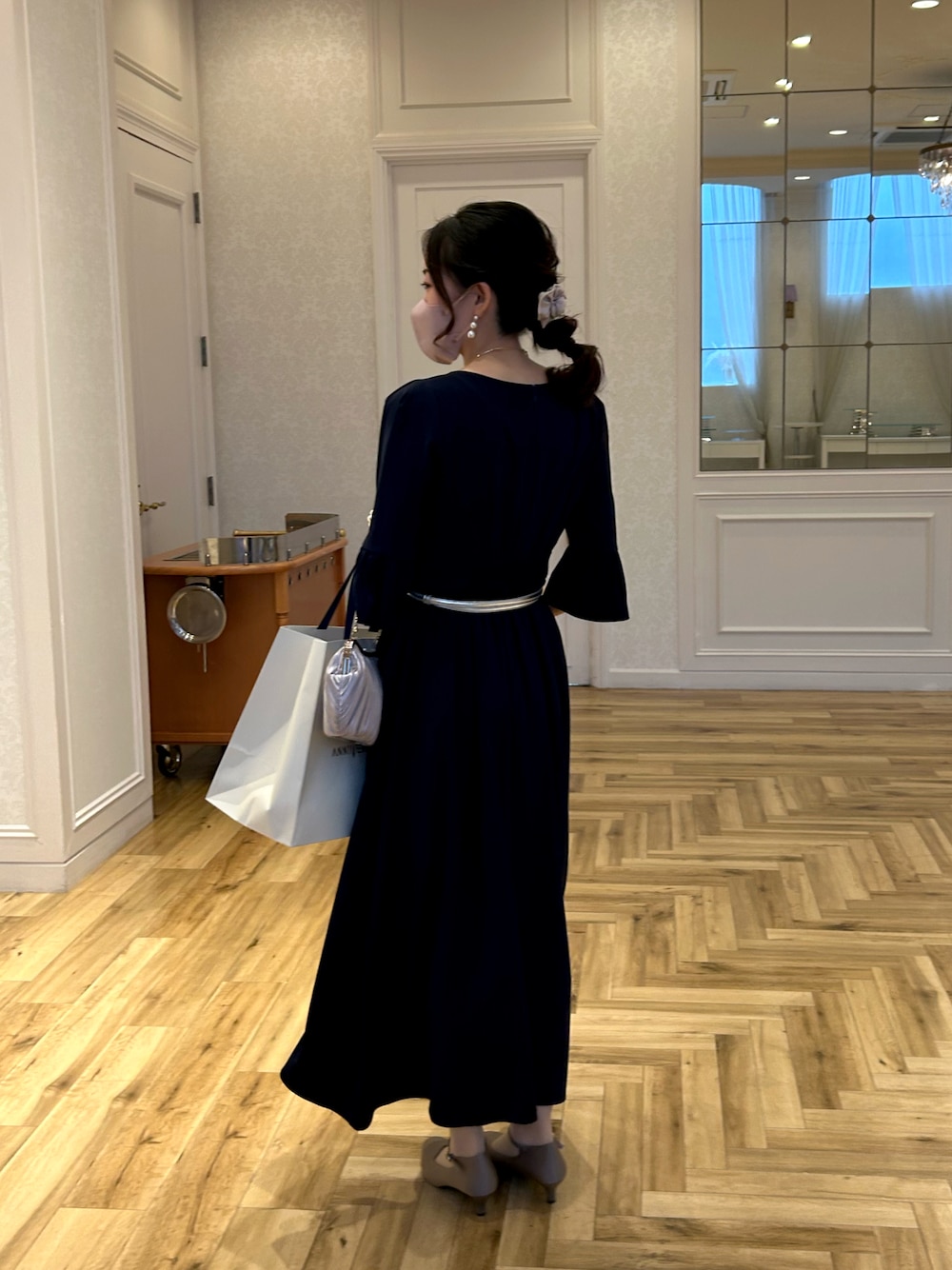 「およばれドレス、結婚式お呼ばれ、結婚式参列、ボリューム袖、オトナ女子、キレイめ」｜「Cupid Heartの【Cupid Heart】結婚式バッグ プリーツパーティーバッグ（クラッチバッグ、シルバー系）」を使った、fuwa⑅◡̈*さん（骨格ナチュラル・レディース・161cm）の春コーディネートの1枚目の写真