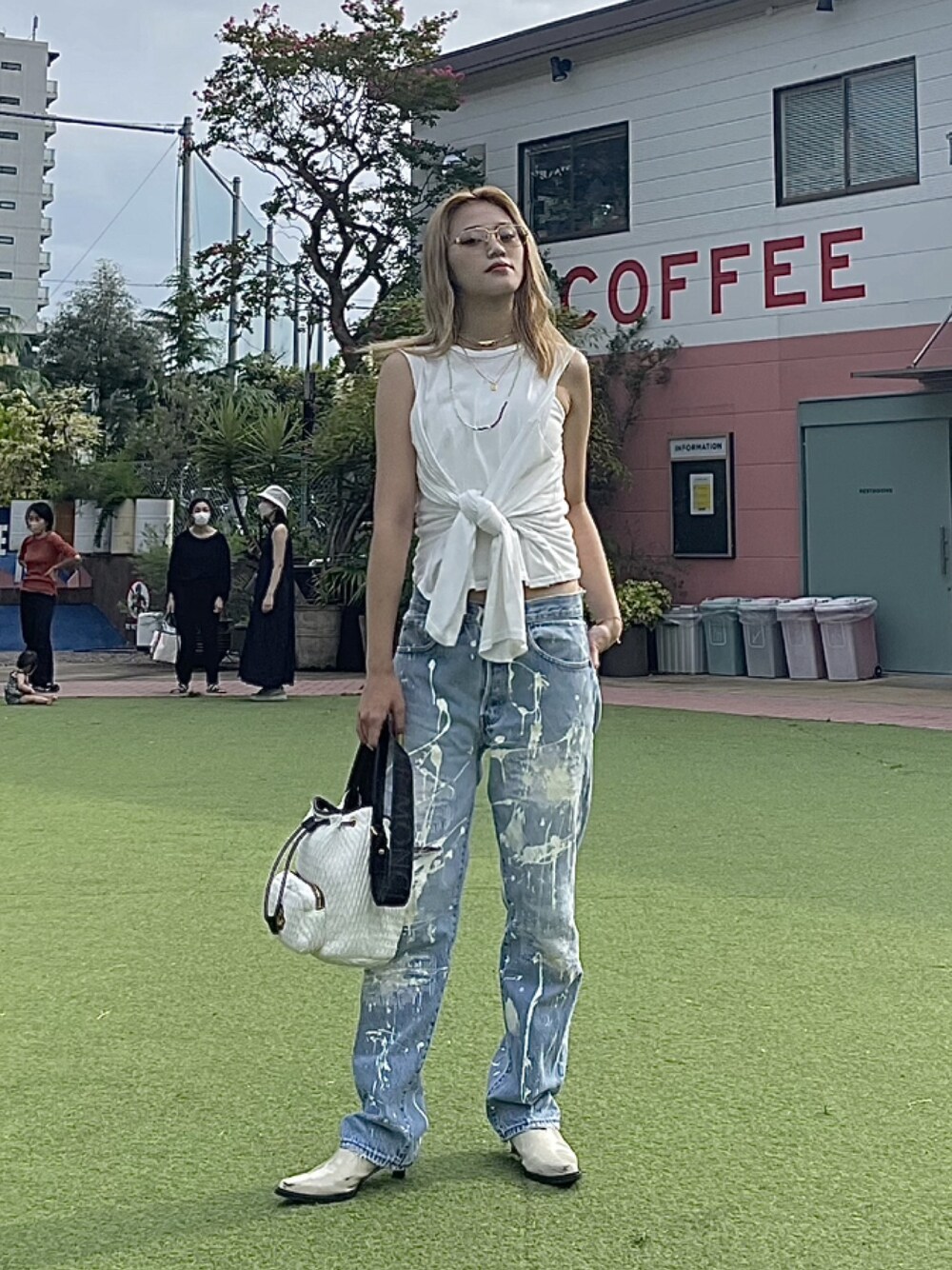 「このスタイルがお気に入り、夏服コーデ、休日スタイル、デニム、デニムパンツ、デニムコーデ、楽チンコーデ、シンプル、きれいめカジュアル、お出かけコーデ、ミニバッグ、古着MIX、夏トップス、SLY、ビーズネックレス」｜「DIESELのレディース カウレザー ミュール（その他シューズ、ホワイト系）」を使った、RUNAさん（レディース・162cm）の夏コーディネートの1枚目の写真