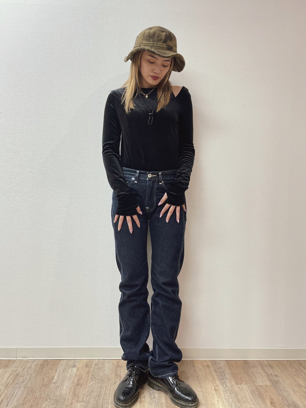 「アームウォーマー、デニム、デニムパンツ、ブラックコーデ、大人カジュアル、シンプルコーデ、デニムコーデ、ootd、古着、古着MIX、Dr.Martens、Levi's、おでかけコーデ、リラックススタイル、プチプラ」｜「Solaceのショルダーカットベロアタイトトップス（Tシャツ/カットソー、ブラック系）」を使った、RUNAさん（レディース・162cm）の冬コーディネートの1枚目の写真