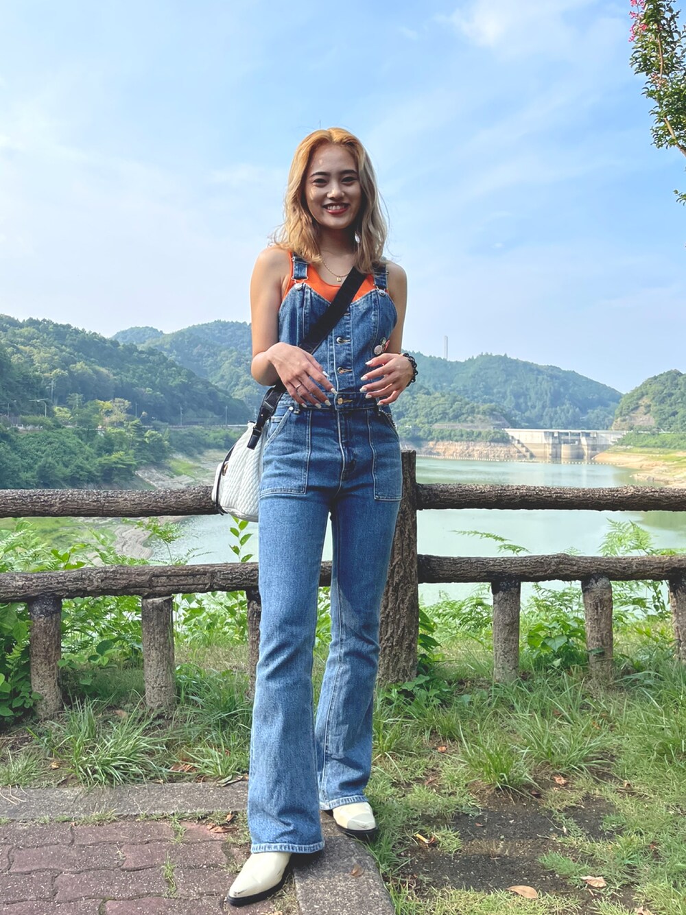 「このスタイルがお気に入り、休日スタイル、夏服コーデ、楽チンコーデ、サロペット、サロペットコーデ、サロペットデニム、ノースリーブ、きれいめカジュアル、カジュアルコーデ、お出かけコーデ、大人コーデ、肌見せ、オールインワン、デニムパンツ」｜「DIESELのレディース カウレザー ミュール（その他シューズ、ホワイト系）」を使った、RUNAさん（レディース・162cm）の夏コーディネートの1枚目の写真