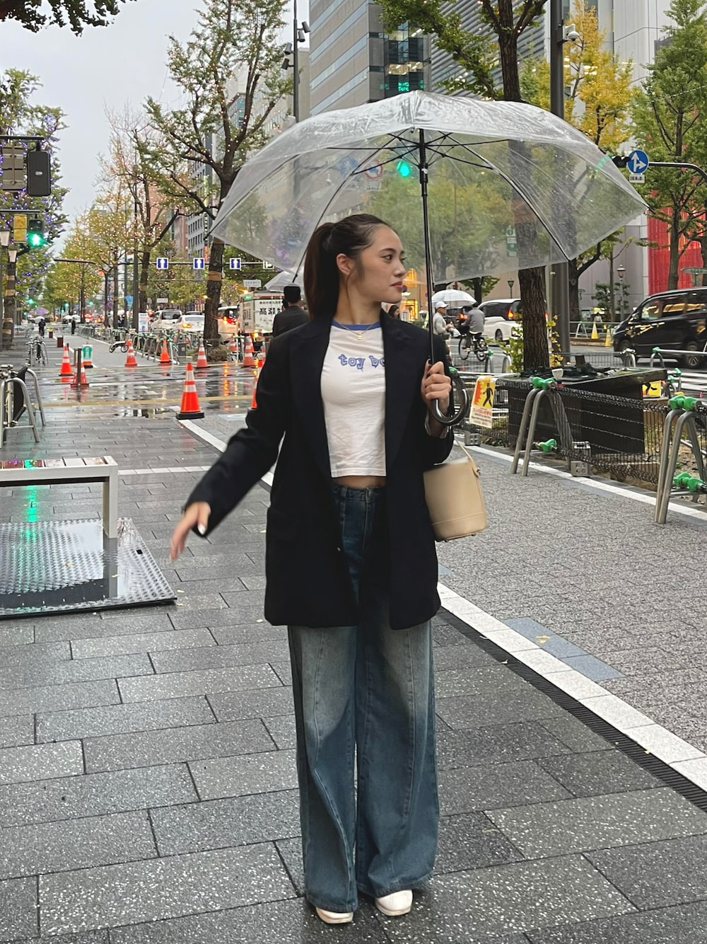 「ファッションを楽しもう、秋冬コーデ、大人カジュアル、シンプルコーデ、休日スタイル、オトナ女子、ジャケット、ジャケットスタイル、デニム、デニムパンツ、スニーカー、雨の日コーデ、雨、ootd、きれいめカジュアル」｜「NIKEのNIKE/ナイキウィメンズクラシックコルテッツレザー（スニーカー、ホワイト系）」を使った、RUNAさん（レディース・162cm）の秋コーディネートの1枚目の写真