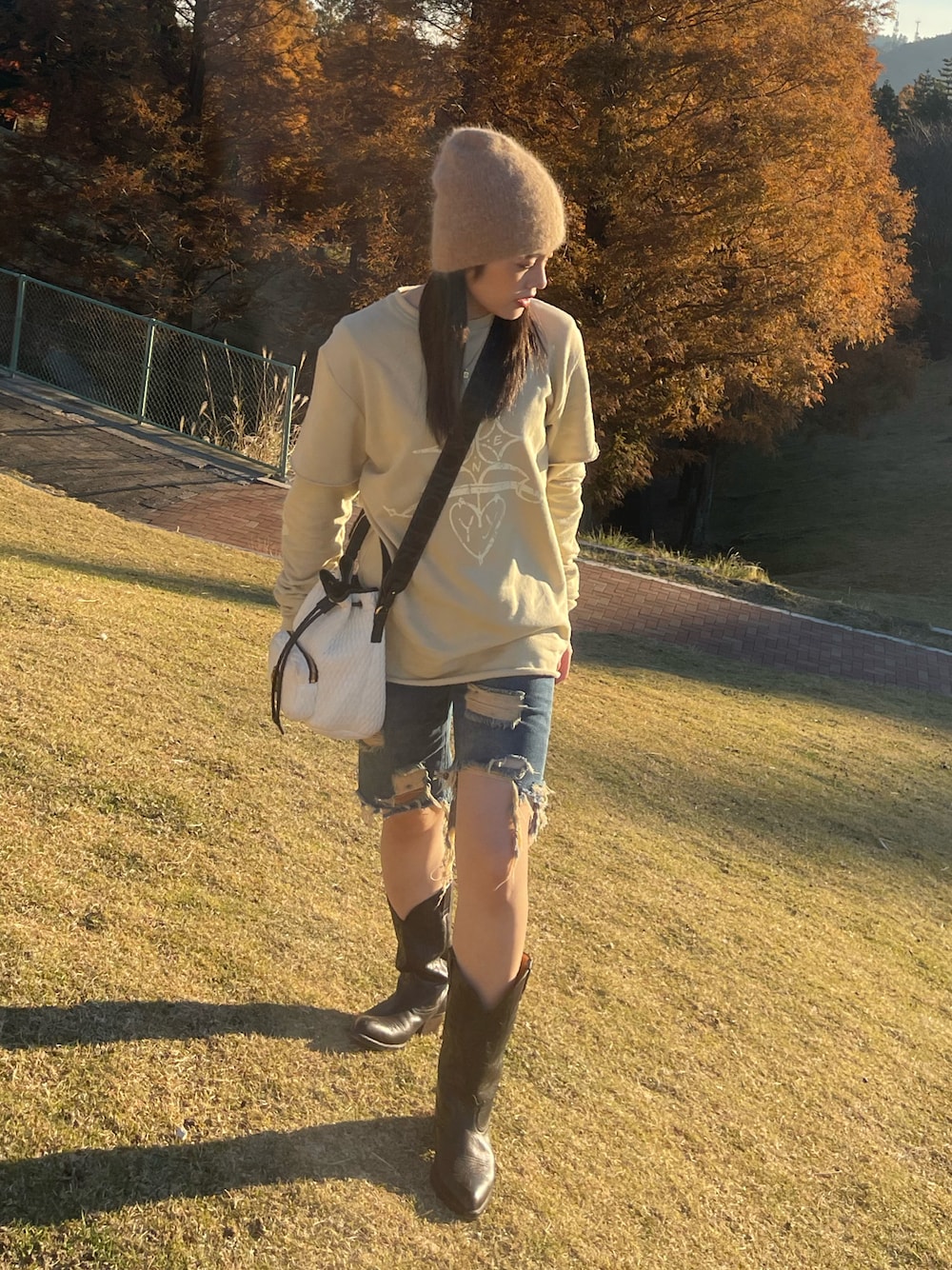 「新星WEARISTAにエントリー、WEARyouthコーデ、ファッションを楽しもう、秋冬コーデ、オトナカジュアル、休日スタイル、韓国ファッション、韓国ブランド、お出かけ、レイヤードスタイル、レイヤード、ベージュ、ベージュコーデ、ハーフパンツ、ウエスタンブーツ」｜「VINTAGEのアイテム（ブーツ、ブラック系）」を使った、RUNAさん（レディース・162cm）の冬コーディネートの1枚目の写真