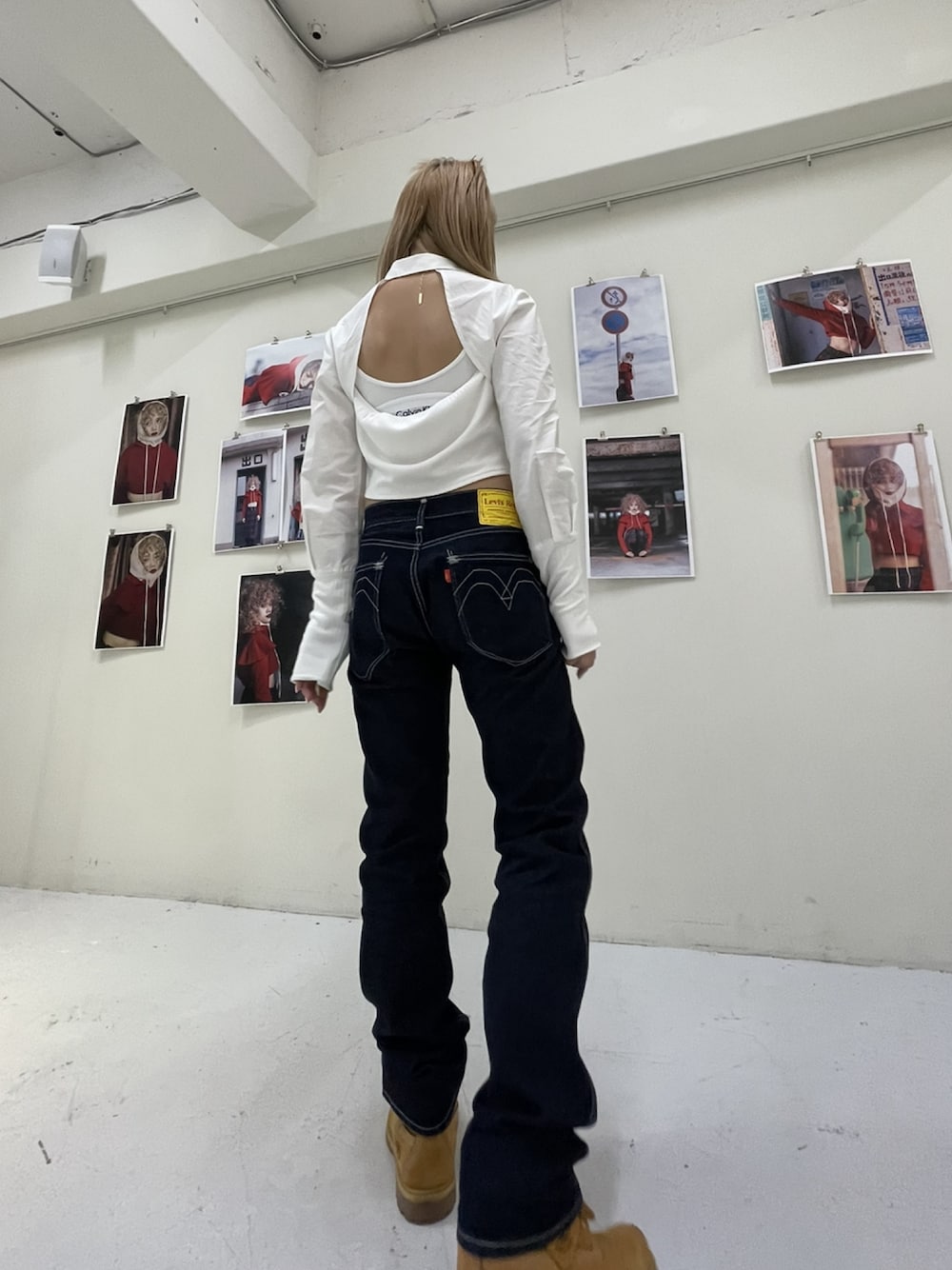 「春コーデ、おでかけコーデ、デニム、デニムパンツ、ティンバーランド、パンツスタイル、カジュアル、シャツスタイル、シャツ、シャツコーデ、着回しコーデ、シンプルコーデ、春先取り、大人女子、大人コーデ」｜「Levi'sのアイテム（デニムパンツ、ブルー系）」を使った、RUNAさん（レディース・162cm）の冬コーディネートの1枚目の写真