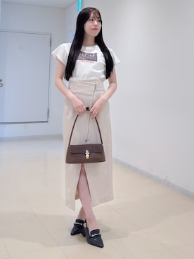 「MERCURYDUO（マーキュリーデュオ）の【EMILY IN PARISコラボ】グラフィックロゴTシャツ（Tシャツ/カットソー、ホワイト系）」を使った、AMIさん（レディース・158cm）の春コーディネート