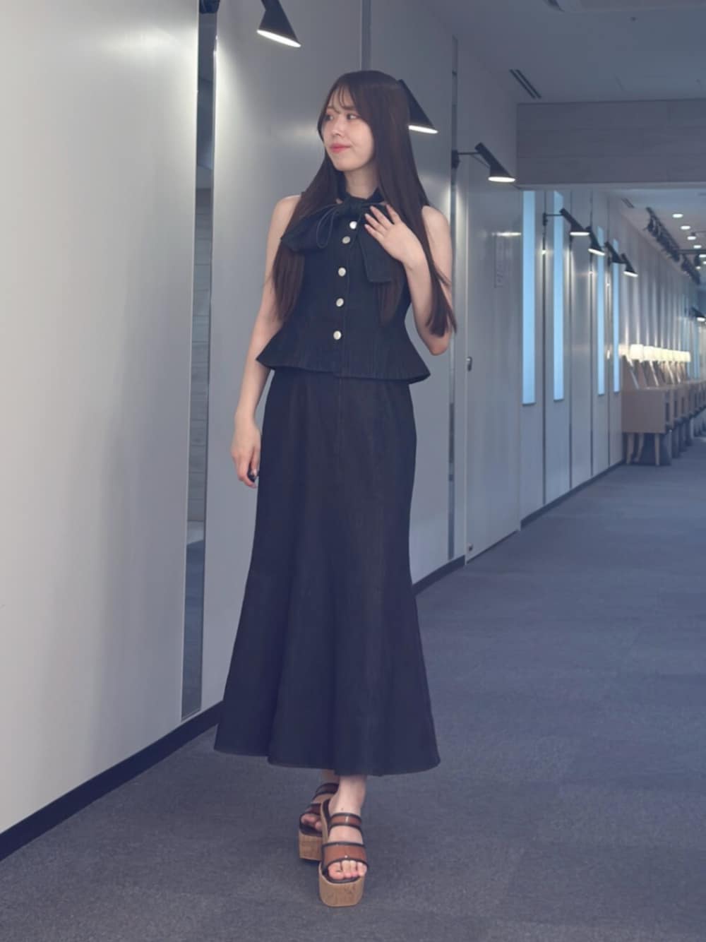 ブラウン系のサンダル、ブラック系のシャツ/ブラウス、ブラック系のスカートを着用したレディースの夏コーディネートの1枚目の写真