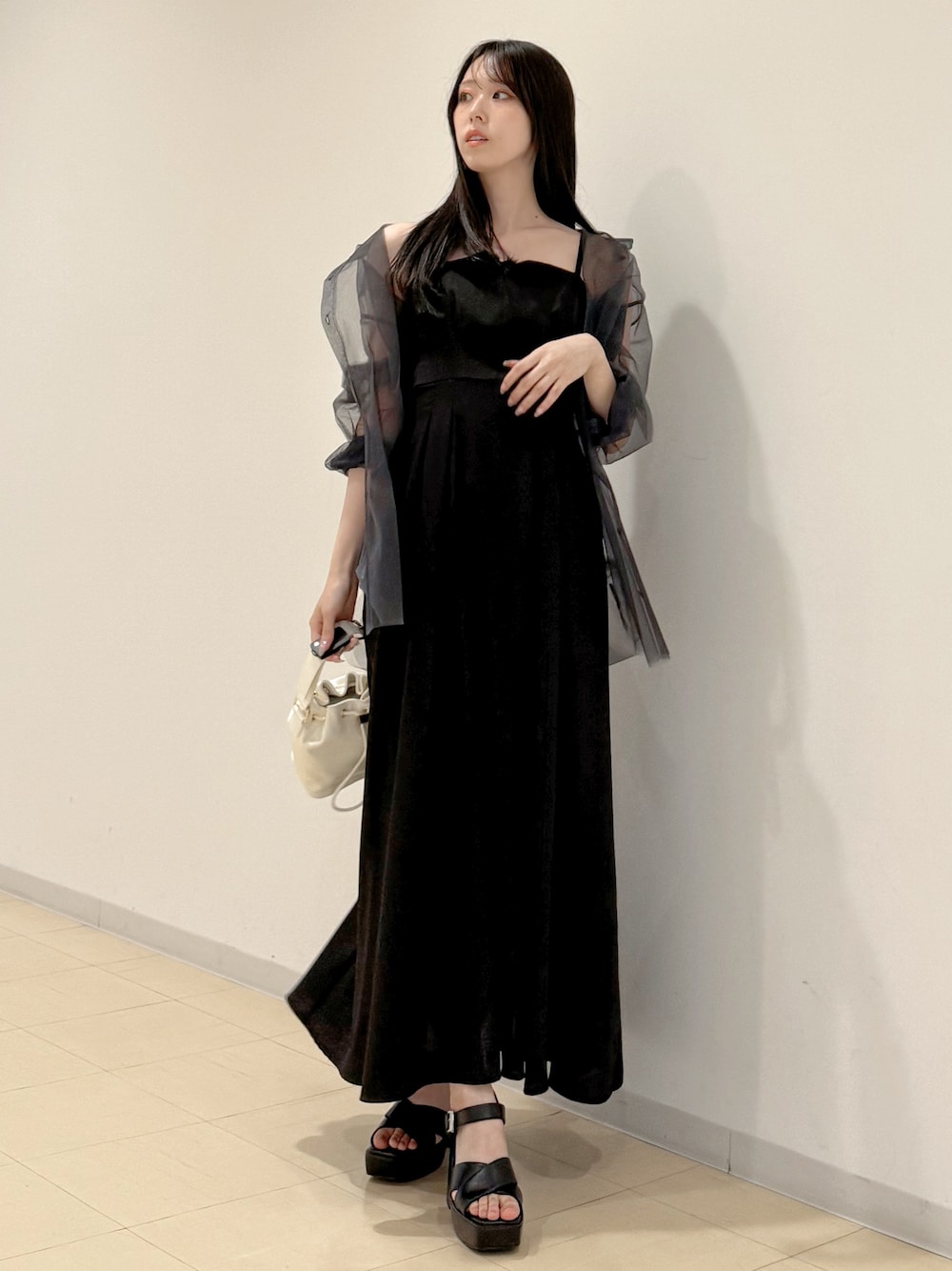 グレー系のシャツ/ブラウス、ブラック系のワンピース、ホワイト系のハンドバッグを着用したレディースの春コーディネートの1枚目の写真