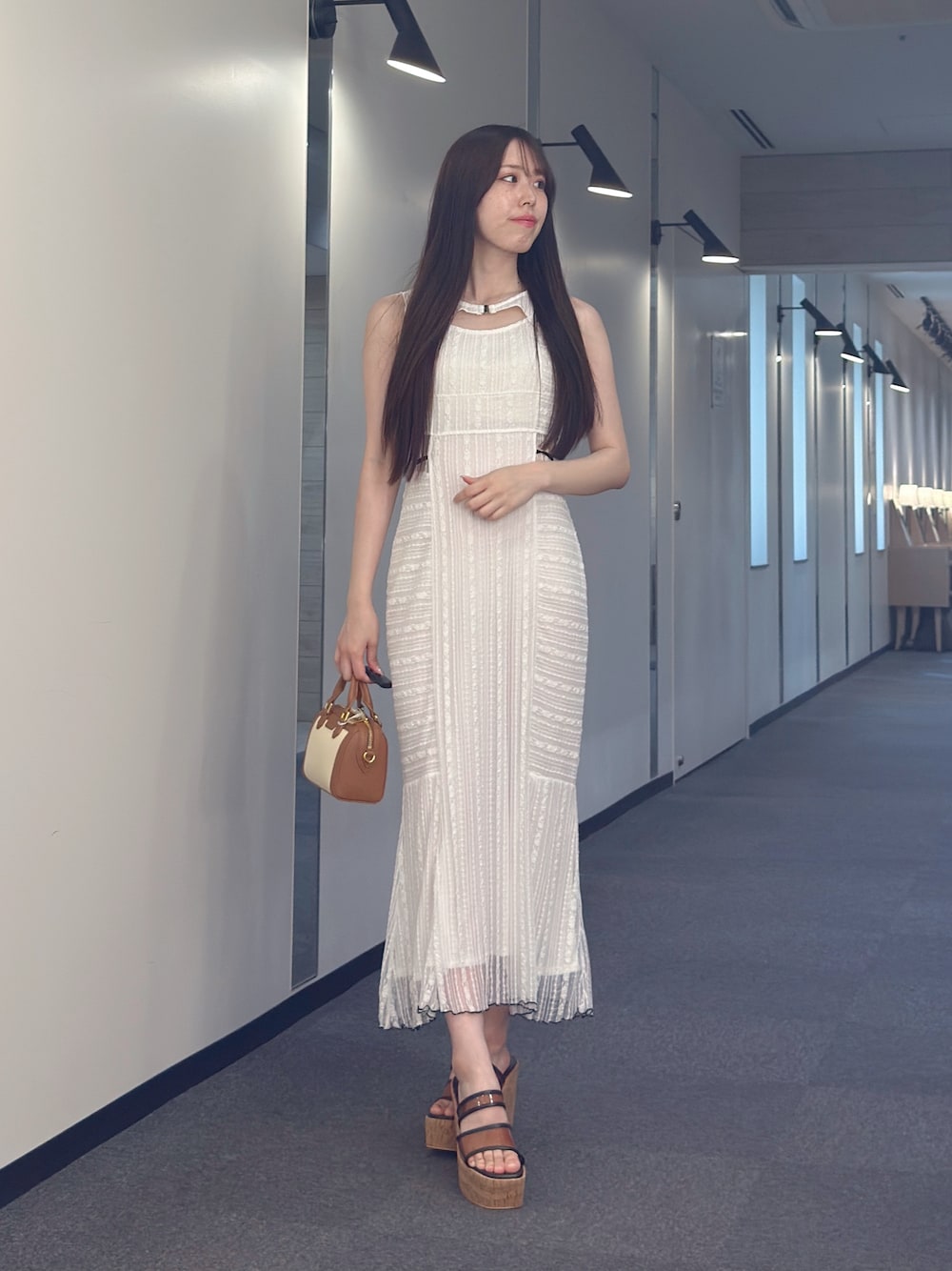 その他のワンピース、ブラウン系のハンドバッグ、ブラウン系のサンダルを着用したレディースの夏コーディネートの1枚目の写真