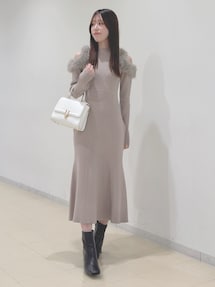 ファーショルダーカットアウトニットワンピース｜マーキュリーデュオ  