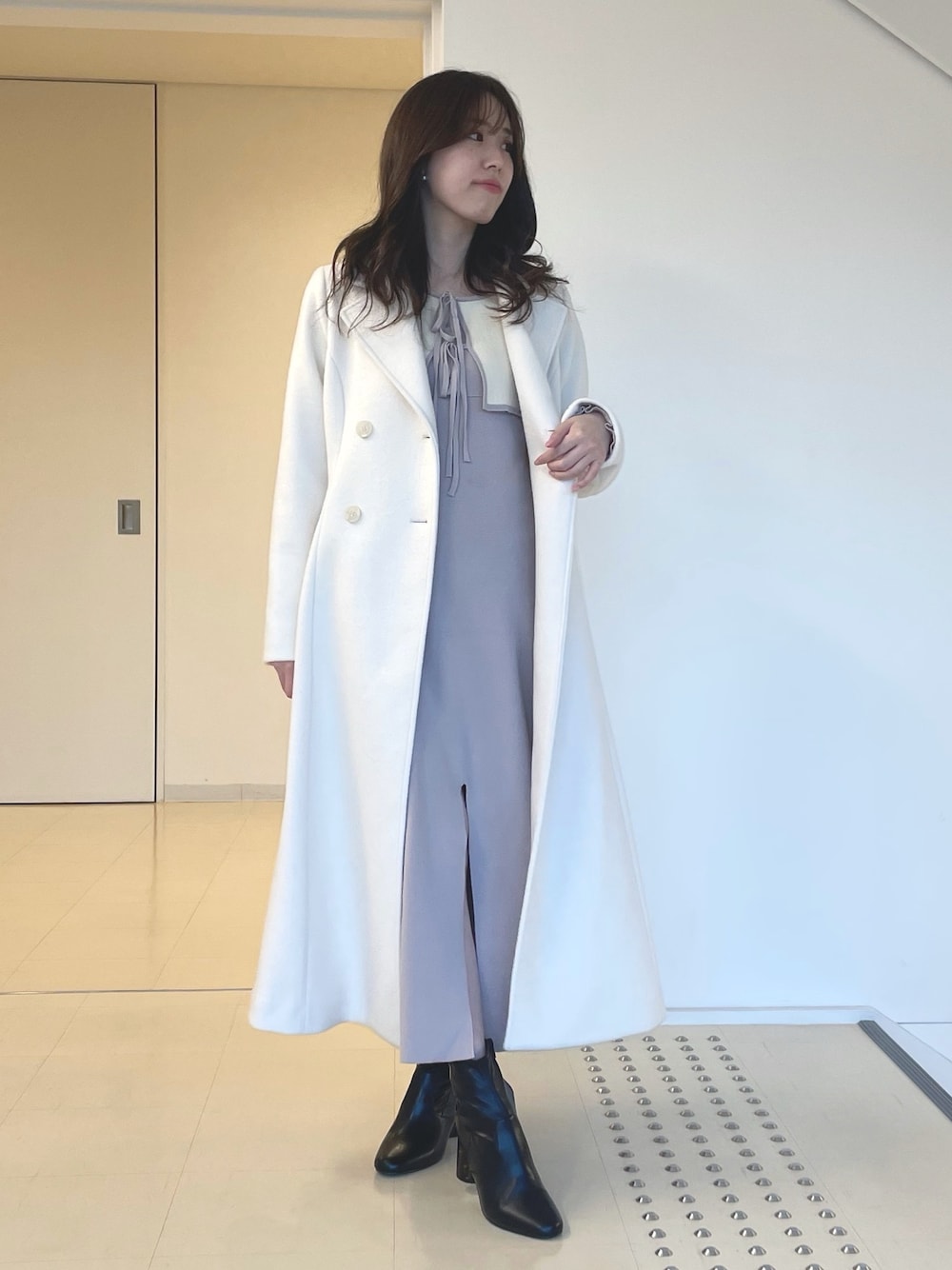 ホワイト系のその他アウター、ピンク系のワンピース、ブラック系のブーツを着用したレディースの秋コーディネートの1枚目の写真