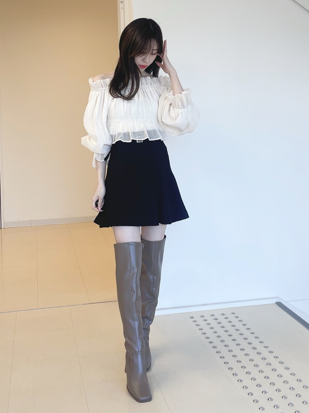 ホワイト系のシャツ/ブラウス、ブラック系のその他パンツ、ブラウン系のブーツを着用したレディースの冬コーディネートの1枚目の写真