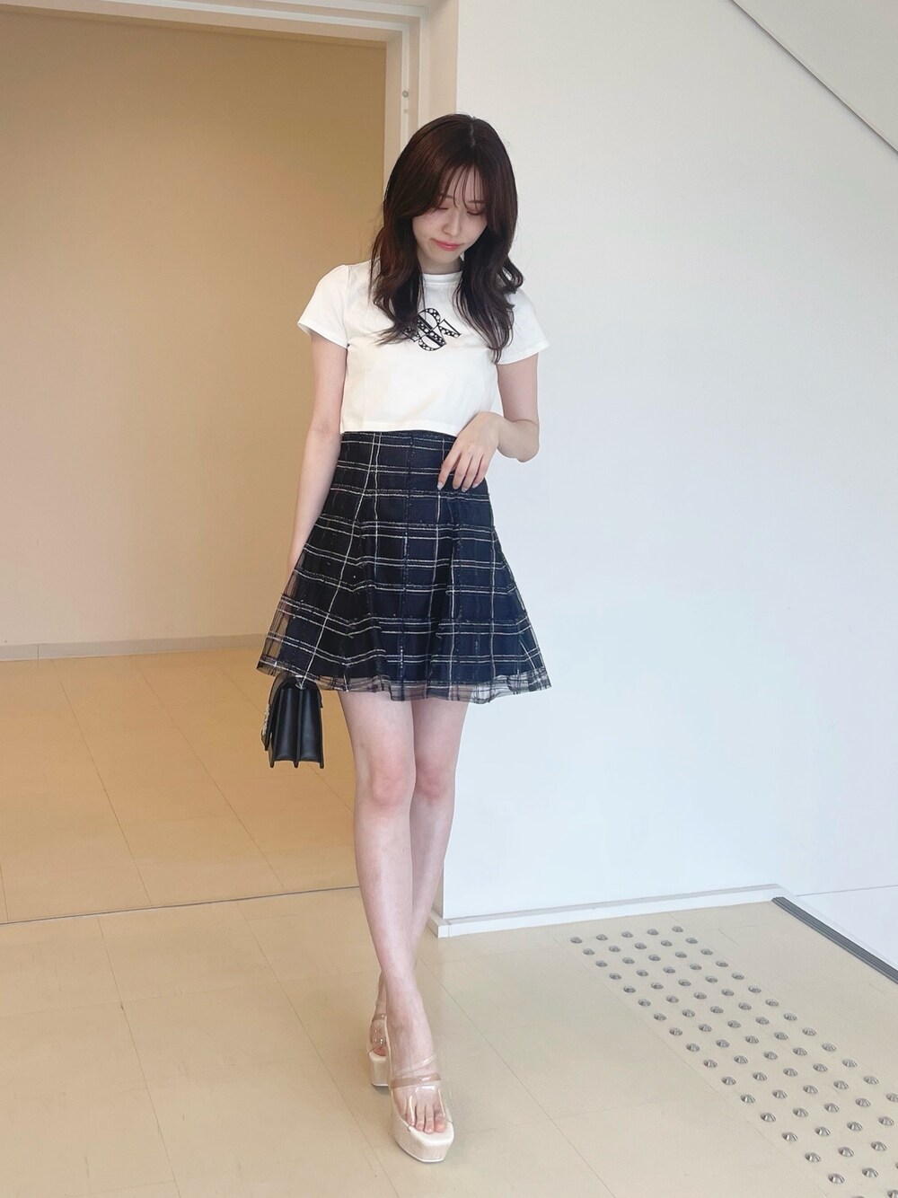 ホワイト系のTシャツ/カットソー、ブラック系のその他パンツ、ブラック系のショルダーバッグを着用したレディースの春コーディネートの1枚目の写真