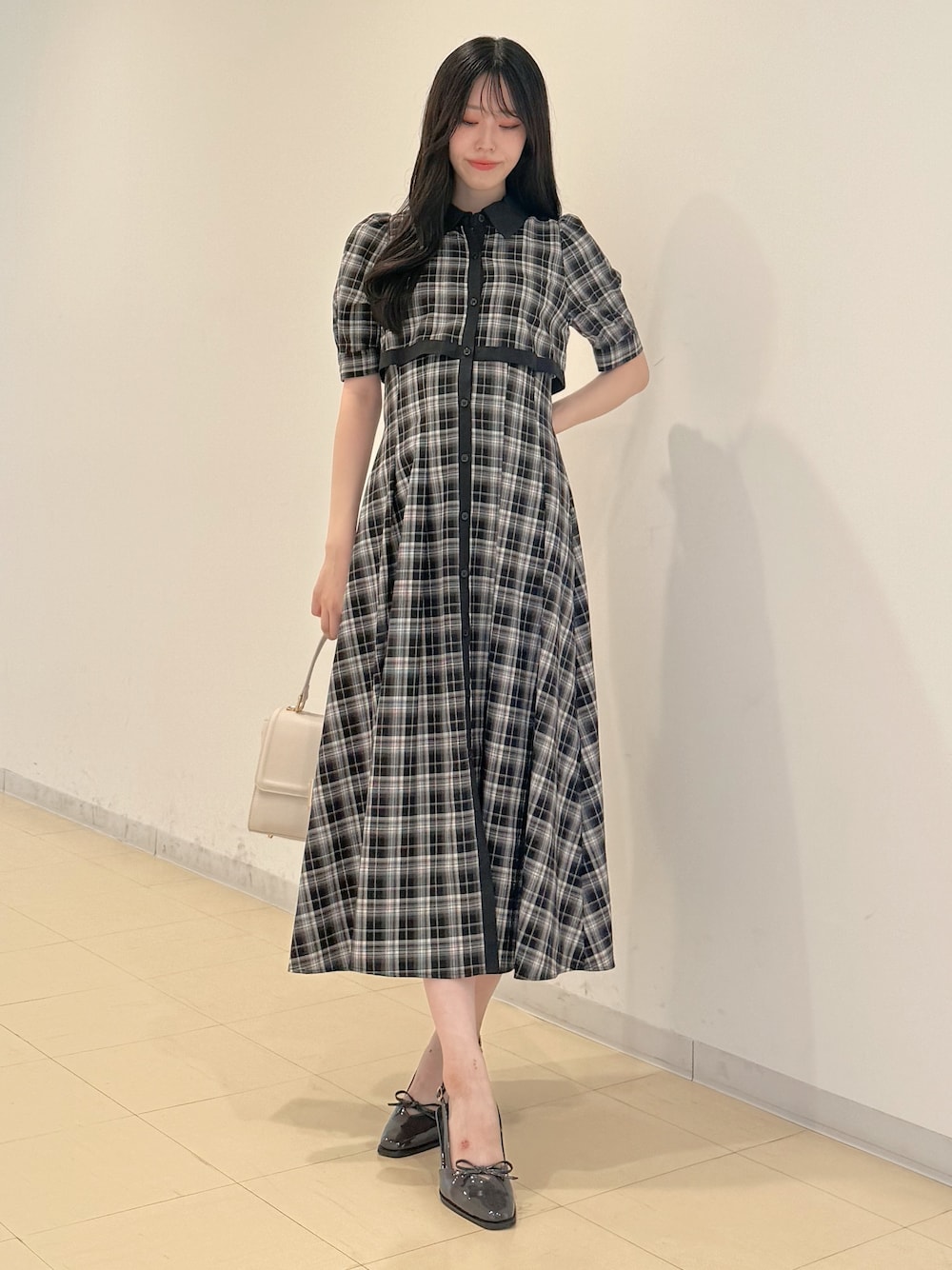 その他のワンピース、ホワイト系のハンドバッグ、グレー系のパンプスを着用したレディースの夏コーディネートの1枚目の写真