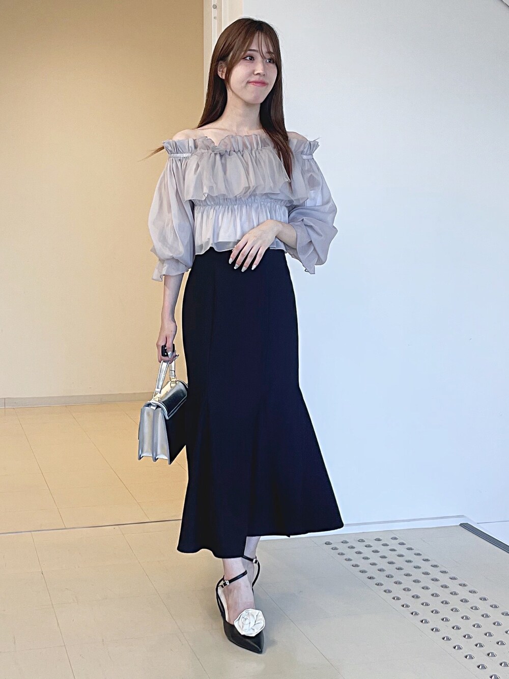 パープル系のシャツ/ブラウス、ブラック系のスカート、シルバー系のハンドバッグを着用したレディースの夏コーディネートの1枚目の写真