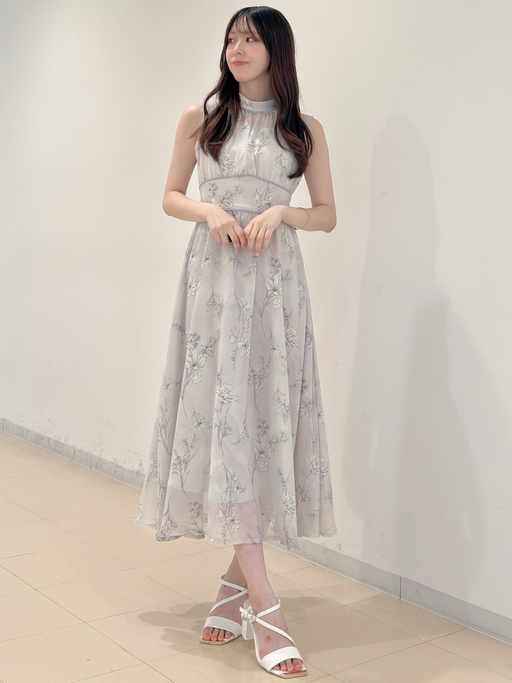 グレー系のワンピース、ホワイト系のサンダルを着用したレディースの夏コーディネートの1枚目の写真