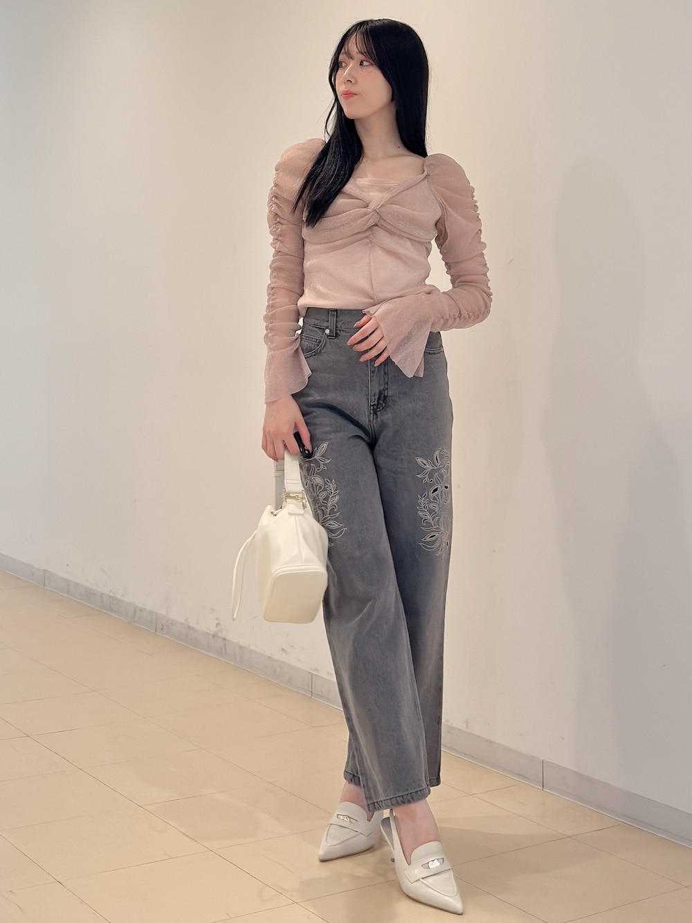 グレー系のデニムパンツ、ホワイト系のハンドバッグ、ピンク系のTシャツ/カットソーを着用したレディースの夏コーディネートの1枚目の写真