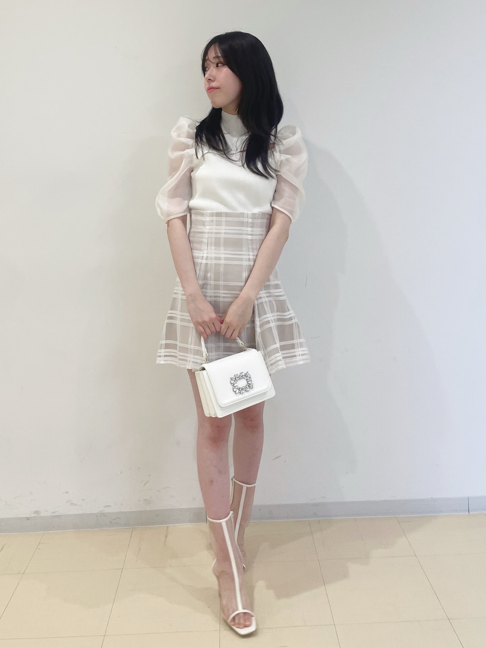 ホワイト系のニット/セーター、ホワイト系のその他パンツ、ホワイト系のショルダーバッグを着用したレディースの春コーディネートの1枚目の写真