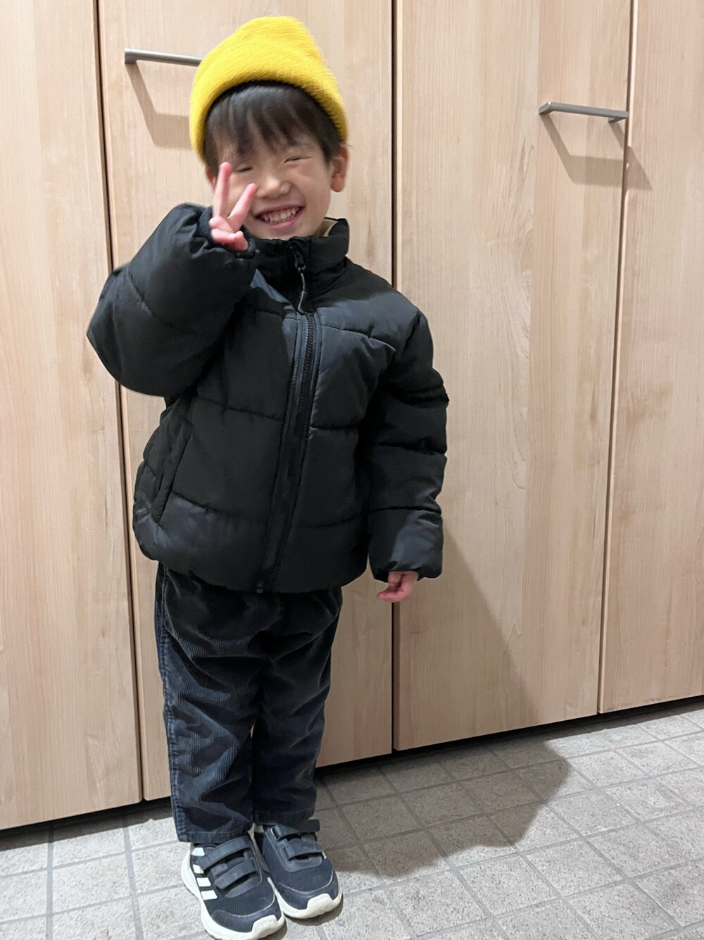 「petit mainの【撥水加工／GOODPRICE】中綿ジャケット（ブルゾン、ブラック系）」を使った、kotaさん（キッズ・100cm）の冬コーディネートの1枚目の写真