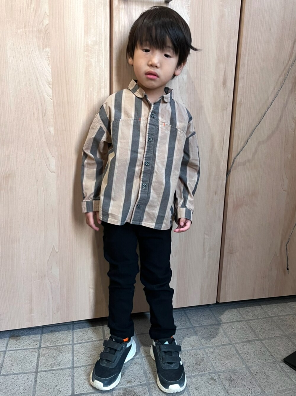 「Birthdayのアイテム（シャツ/ブラウス、ブラウン系）」を使った、kotaさん（キッズ・90cm）の冬コーディネートの1枚目の写真
