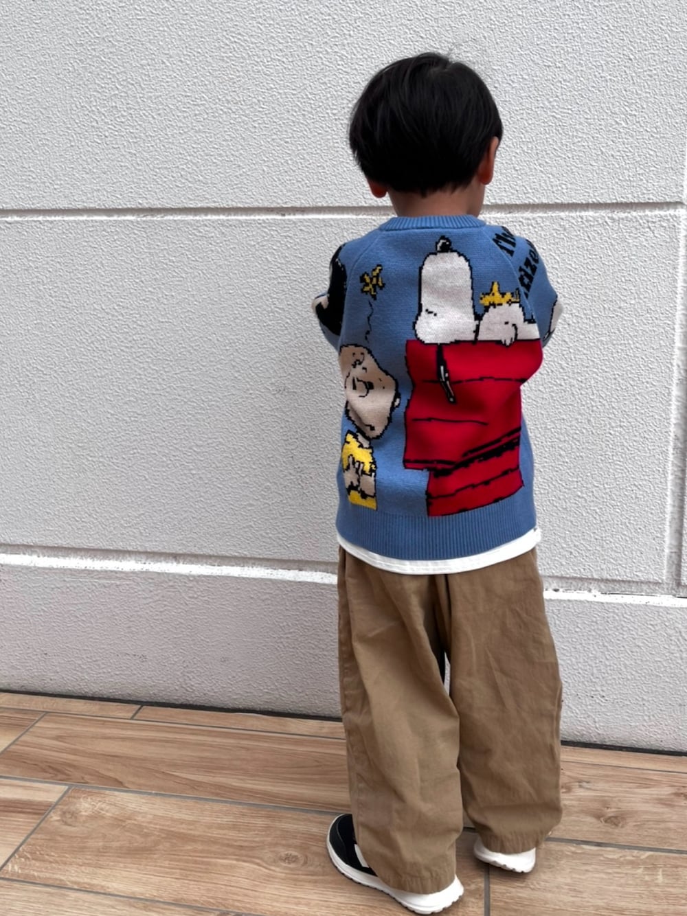 「スヌーピー、PEANUTS、ニット、ストリートコーデ、4歳男の子、ペアマノンストリート、ブリーズ、adidas」｜「PEANUTSのPEANUTS スペシャルニット（ニット/セーター、ブルー系）」を使った、kotaさん（キッズ・100cm）の冬コーディネートの1枚目の写真