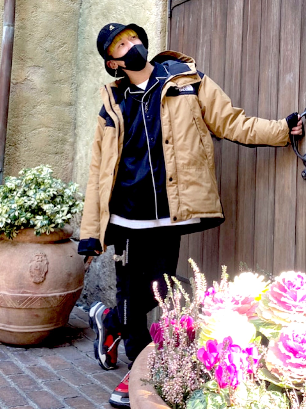 「ストリート、スニーカー、BALENCIAGA、peaceminusone、THE NORTH FACE、KANGOL、バケットハット、HARE、パジャマシャツ、ディズニーシー、被写体募集、有名になりたい、おしゃれさんと繋がりたい、ブランドコーデ、ストリートブランド」｜「THE NORTH FACEの【THE NORTH FACE / ノースフェイス】マウンテンダウンジャケット（ダウンジャケット/コート、ベージュ系）」を使った、『凌雅』R￥☺︎GAさん（メンズ・168cm）の冬コーディネートの1枚目の写真