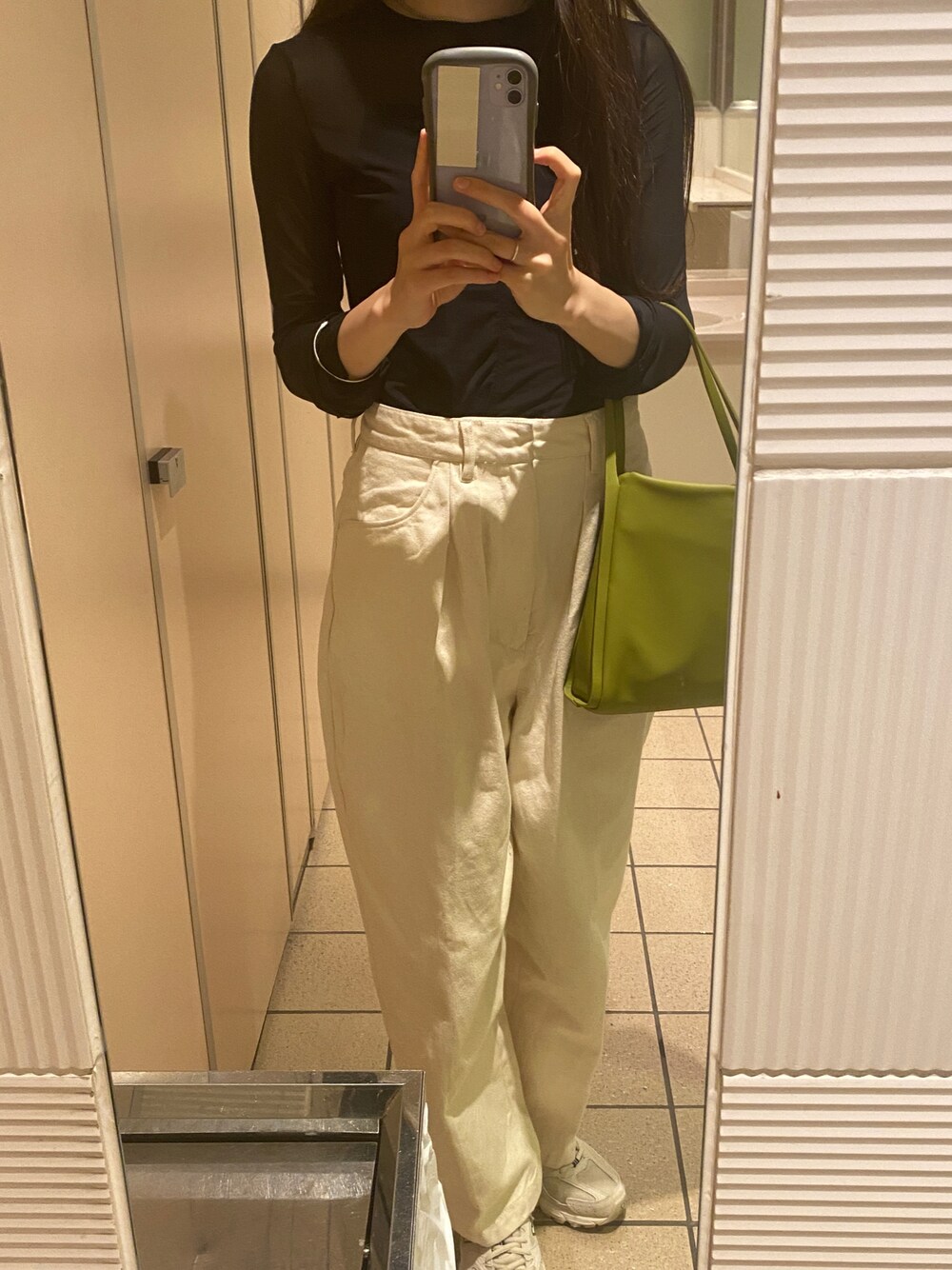 「FARAHの【FARAH/ファーラー】Two-tuck Wide Tapererd Pants:パンツ（デニムパンツ、ホワイト系）」を使った、M a r iさん（レディース・165cm）の夏コーディネートの1枚目の写真