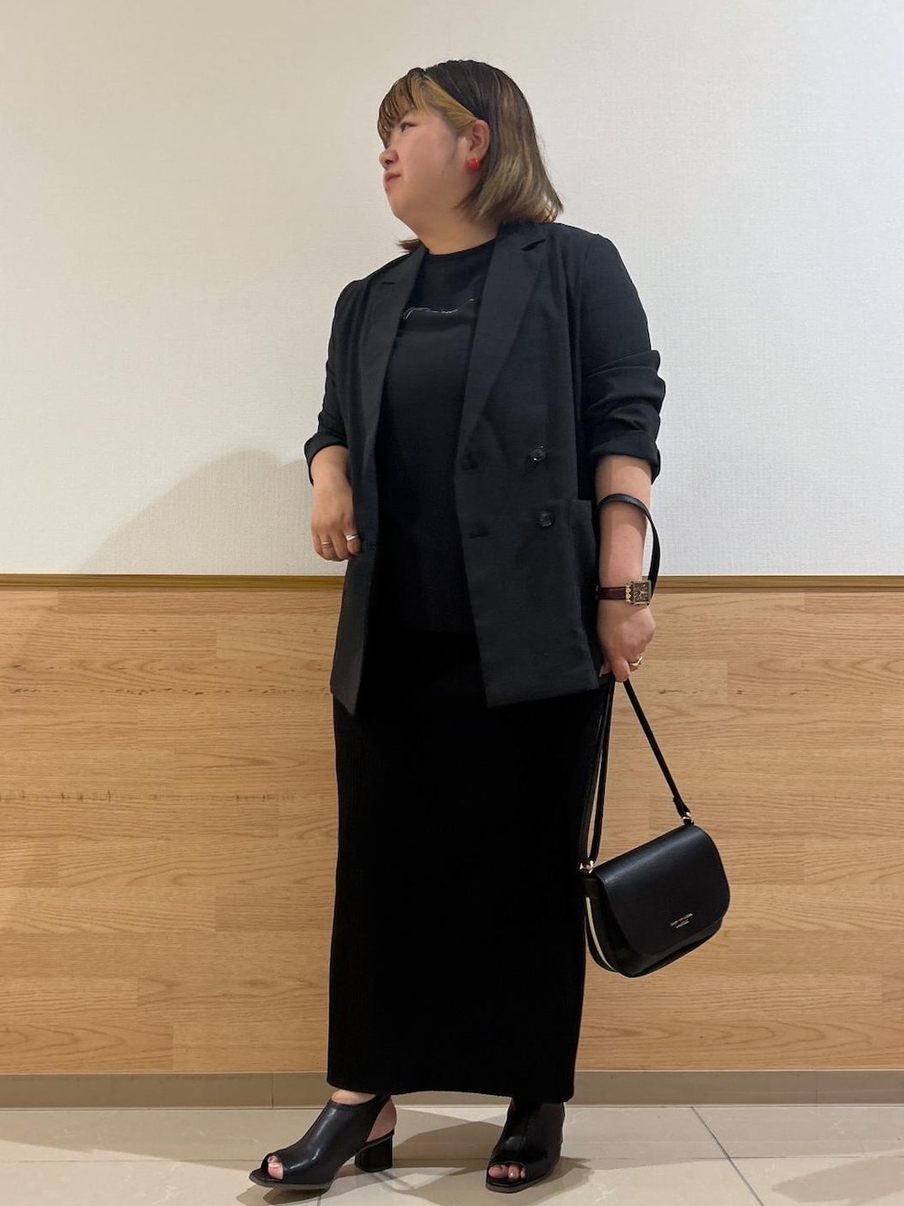 「ママコーデ、30代、30代後半、接触冷感・UV機能、カットジョーゼットトップス、テレコスカート、ラウンドショルダーバッグ、ソフトストレッチサンダル、ワントーンコーデ、ブラックコーデ、サマーブラック、ブラック、ジャケット、セットアップ、テーラード」｜「ROPE' PICNICのオープントゥスソフトトレッチバックスリングミュール（サンダル、ブラック系）」を使った、Kanaさん（レディース・156cm）の夏コーディネートの1枚目の写真