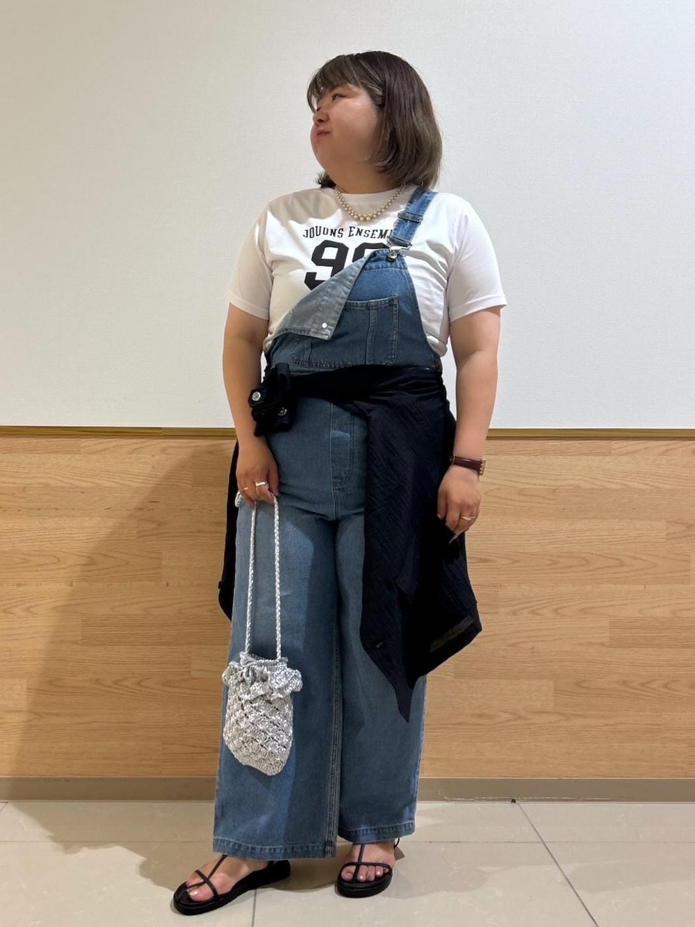 「ママコーデ、30代、30代後半、フレンチアソートTシャツ、接触冷感、デニムオーバーオール、ミリタリーシアーライトジャケット、フリルショルダーバッグ、ropepicnic_snap、snapme_jun、ホワイト、ロゴ、ブルー、デニム、オーバーオール」｜「ROPE' PICNICのミリタリーシアーライトジャケット（ミリタリージャケット、ブラック系）」を使った、Kanaさん（レディース・156cm）の夏コーディネートの1枚目の写真