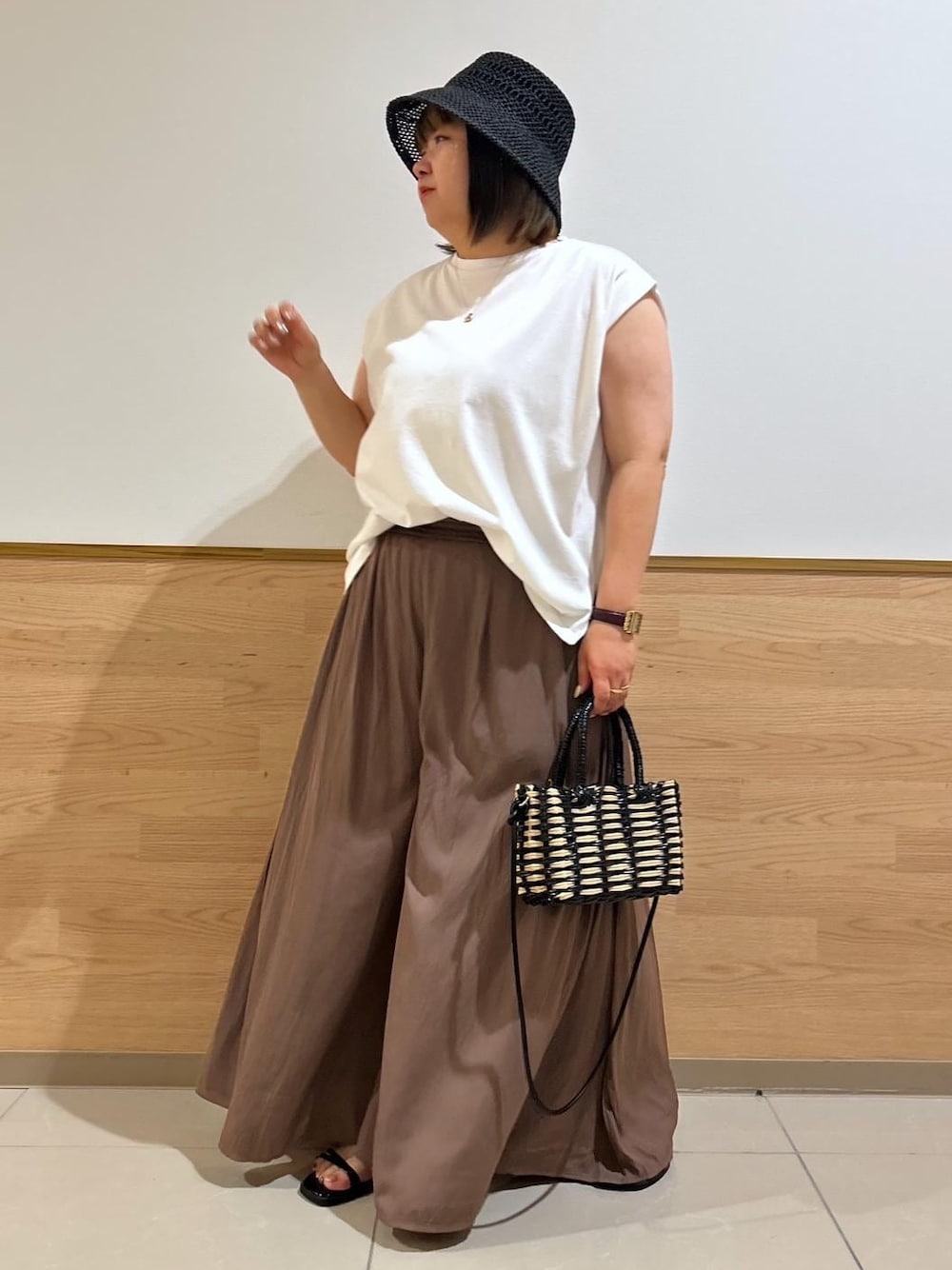「ママコーデ、30代、30代後半、ノースリーブタックプルオーバー、スカーチョ、透かし編みハット、マルシェショルダー、スキニーストラップ、ダークブラウン、ropepicnic_snap、snapme_jun、ブラック、ホワイト、ブラウン、カゴバッグ」｜「ROPE' PICNICのスキニーストラップフラットサンダル（サンダル、ブラック系）」を使った、Kanaさん（レディース・156cm）の夏コーディネートの1枚目の写真
