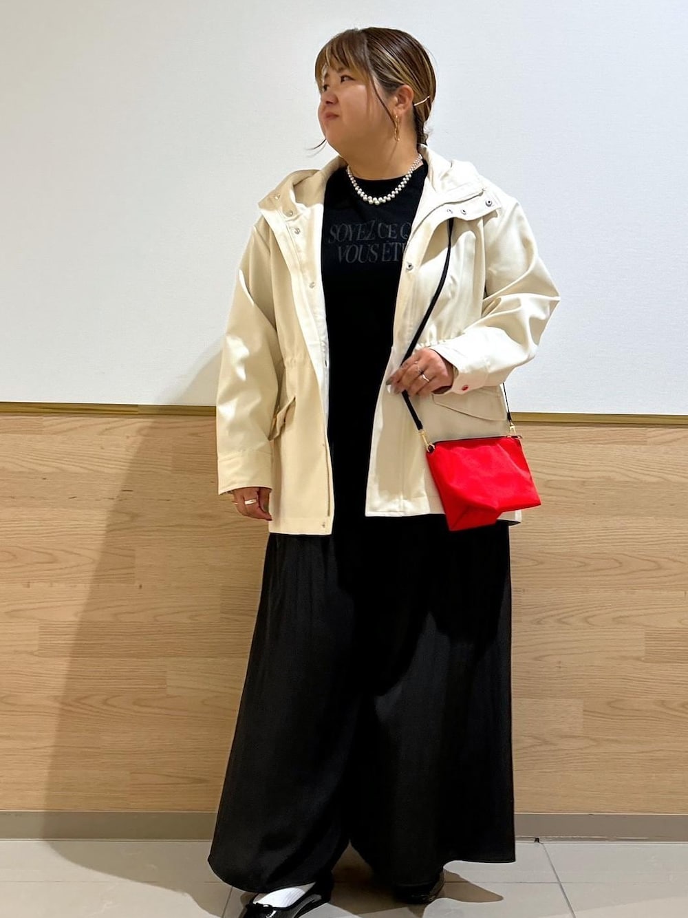 「ママコーデ、30代、30代後半、ロゴシアーロングカットソー、スカーチョ、3サイズ展開、撥水・花粉カード、ミドル丈マウンテンパーカー、ミニバトーショルダーバック、晴雨兼用、お出掛けバッグ、バレエシューズ、テンパレイト、マンパ、シアー」｜「TEMPERATEの【TEMPERATE/テンパレイト別注】EMMA GLITTER（レインシューズ、ブラック系）」を使った、Kanaさん（レディース・156cm）の秋コーディネートの1枚目の写真