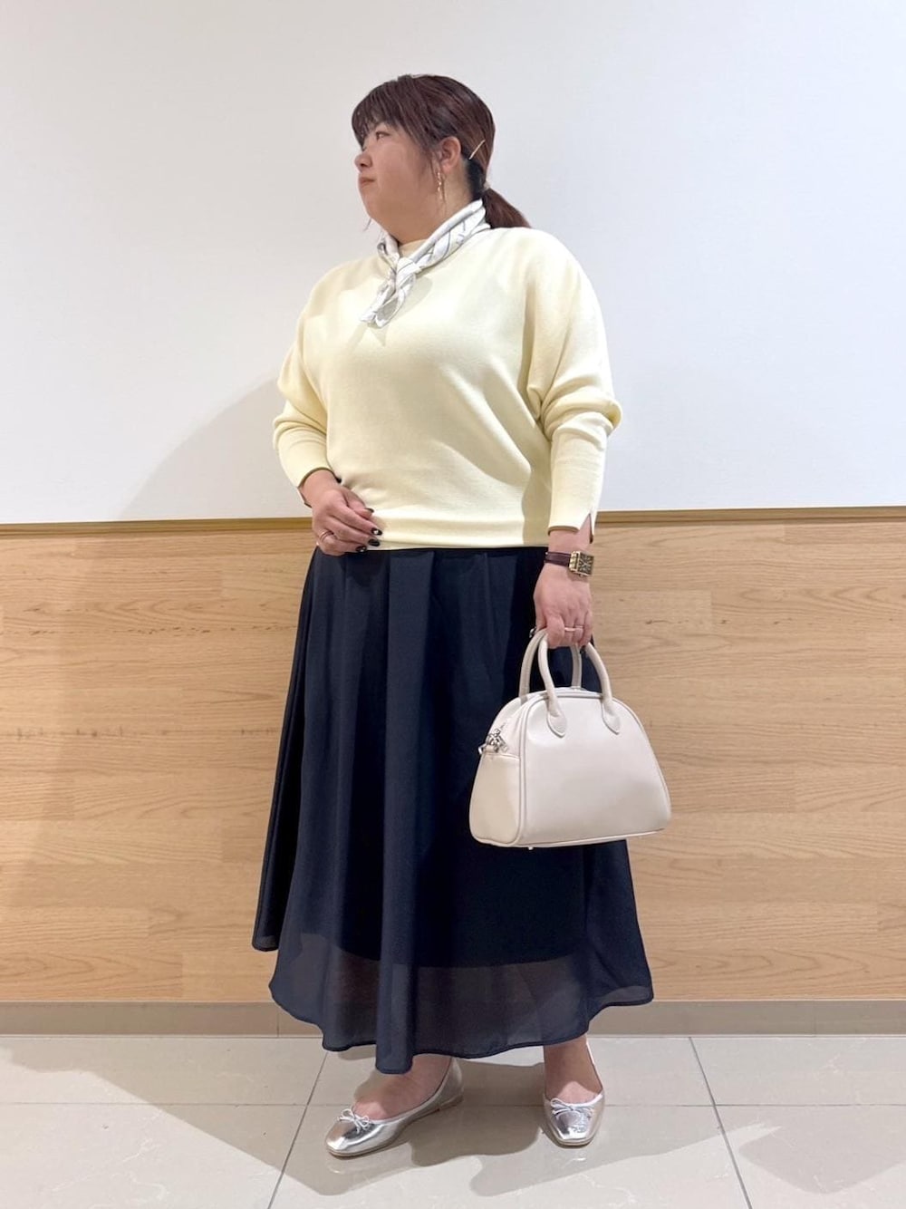 「ママコーデ、30代、30代後半、YOKU MOKU、ヨックモック、ビスキュイニット、袖口、着丈が選べるギャザースカート、ギャザースカート、スカーフ、フラワーグラデーションスカーフ、レザーボストンバック、初春コーデ、春コーデ、授業参観日コーデ」｜「ROPE' PICNICの着丈が選べるギャザースカート（スカート、ブルー系）」を使った、Kanaさん（レディース・156cm）の冬コーディネートの1枚目の写真