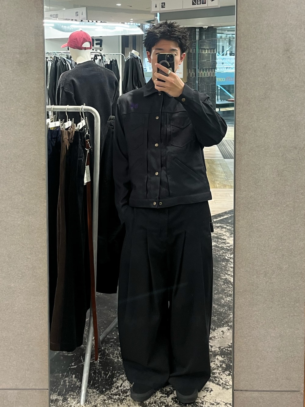 ブラック系のジャケット/アウター、ブラック系のその他パンツ、ブラック系のスニーカーを着用したメンズの秋コーディネートの1枚目の写真