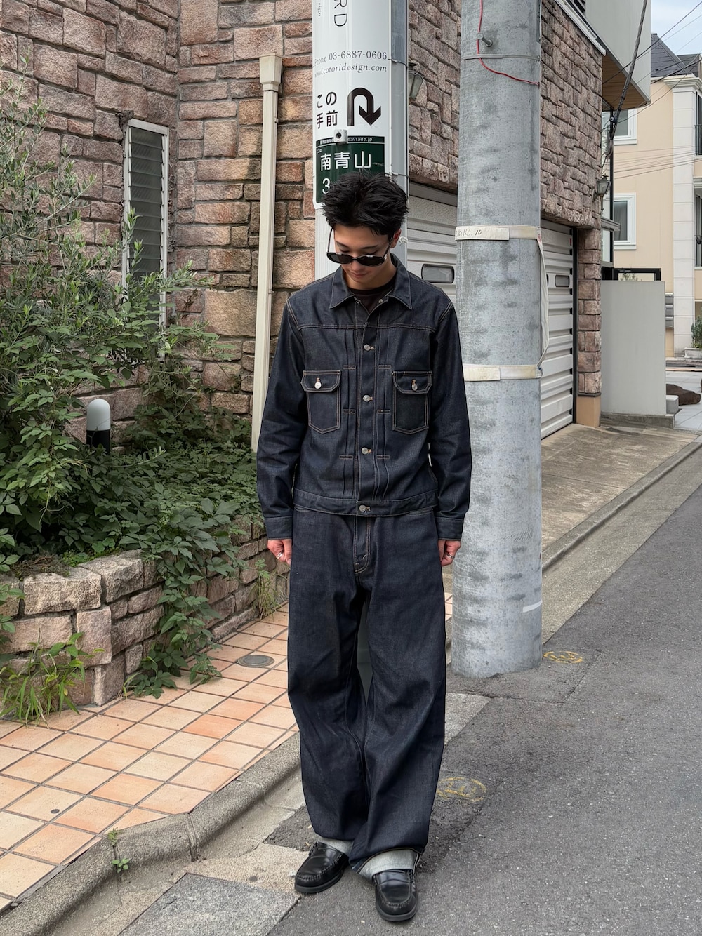 その他のデニムジャケット、その他のデニムパンツ、ブラック系のローファーを着用したメンズの秋コーディネートの1枚目の写真