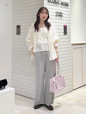 「GLOBAL WORK（グローバルワーク）のスペ軽チャーム付きボストン/495720（ボストンバッグ、ホワイト系）」を使った、chiyuki.さん（レディース・168cm）の春コーディネート