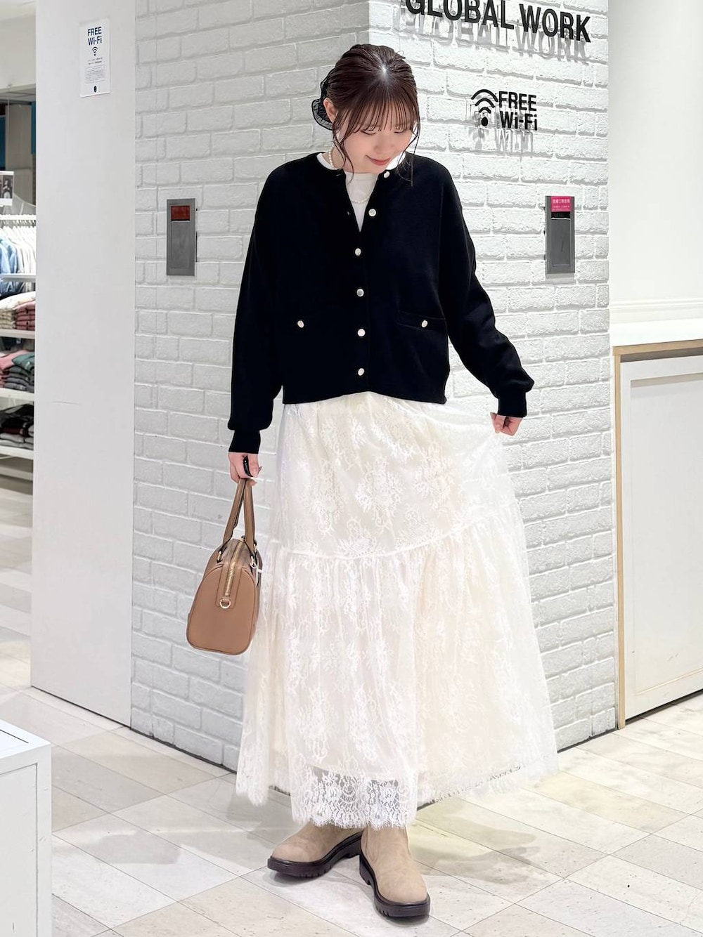 ブラック系のカーディガン/ボレロ、ホワイト系のTシャツ/カットソー、グレー系のワンピースを着用したレディースの秋コーディネートの1枚目の写真