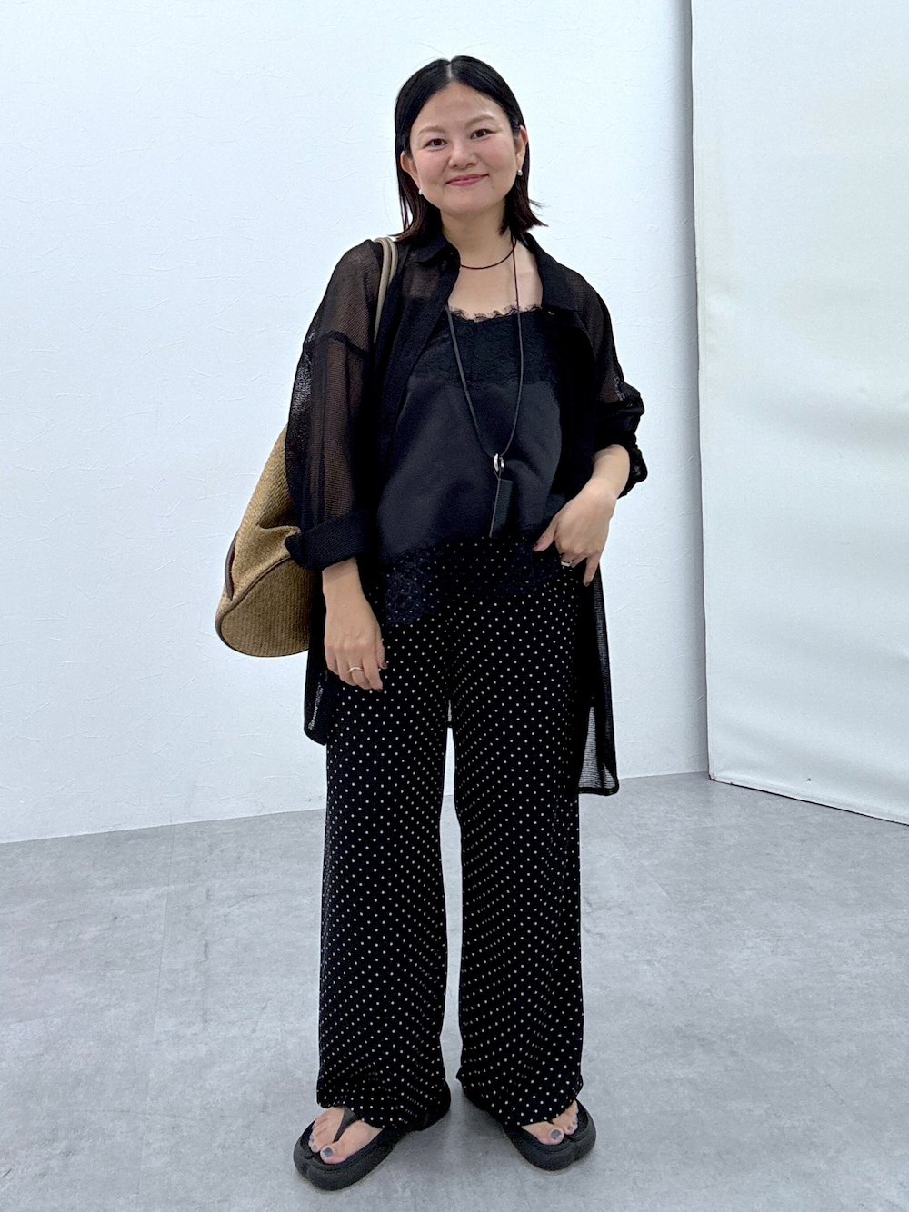 ブラック系のシャツ/ブラウス、ブラック系のキャミソール、ブラック系のその他パンツを着用したレディースの夏コーディネートの1枚目の写真