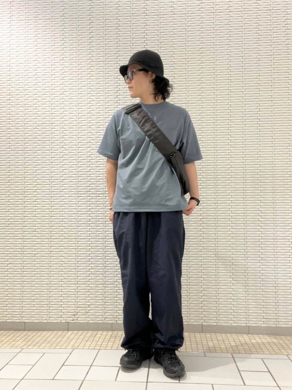 ブルー系のTシャツ/カットソー、グレー系のショルダーバッグを着用したメンズの夏コーディネートの1枚目の写真