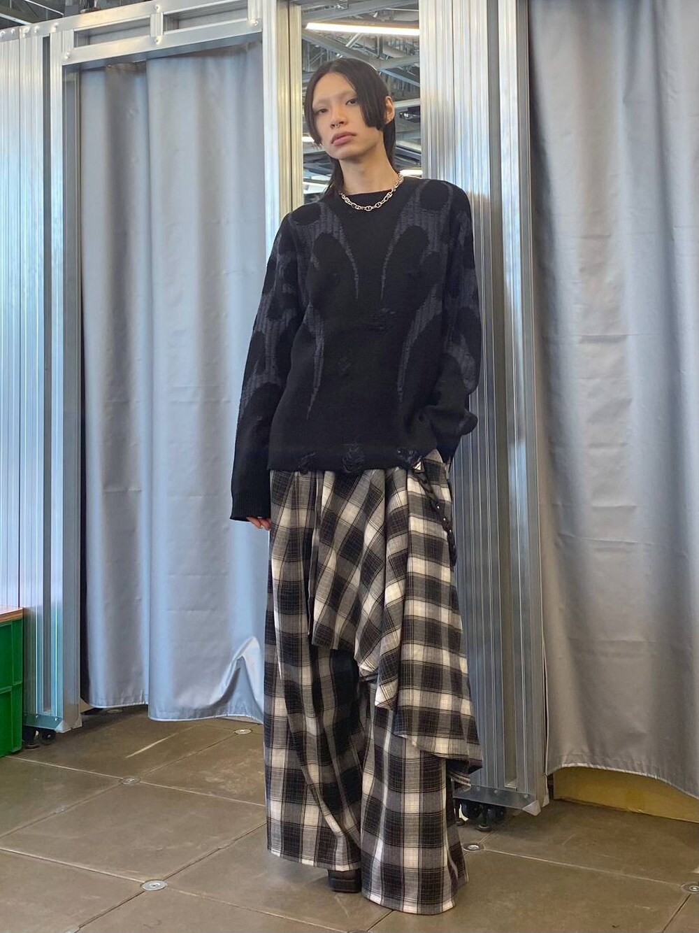 「韓国系、個性派、モード、HARE、ニット、ワイドパンツ、秋コーデ、冬コーデ、秋冬新作」｜「HAREのステンレスチェーンネックレス(HARE)（ネックレス、シルバー系）」を使った、seigiさん（メンズ・178cm）の秋コーディネートの1枚目の写真