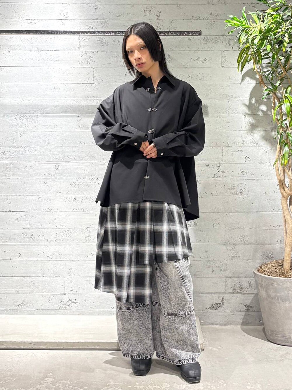 「高見え、個性派、モード、HARE、シャツ、シャツスタイル、デニムパンツ、春コーデ、春夏コーデ」｜「HAREのラップスカートベルト(HARE)（スカート、グレー系）」を使った、seigiさん（メンズ・178cm）の春コーディネートの1枚目の写真