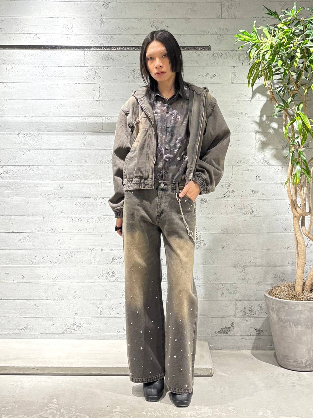 「高見え、個性派、モード、HARE、ブルゾン、デニムジャケット、デニムパンツ、セットアップ、シャツ、シャツスタイル、春コーデ、春アウター」｜「HAREのMINIシャークハイソールブーツ(HARE)（ブーツ、ブラック系）」を使った、seigiさん（メンズ・178cm）の春コーディネートの1枚目の写真