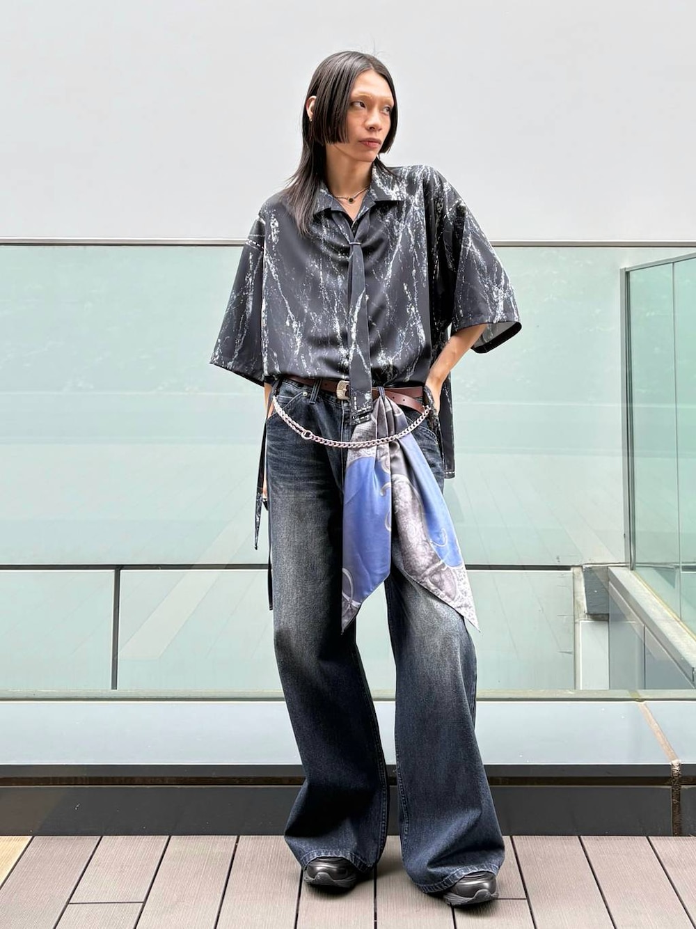 「高見え、個性派、モード、HARE、シャツ、シャツスタイル、デニムパンツ、夏コーデ、スニーカー」｜「HAREのウェスタンバックルベルト(HARE)（ベルト、ブラウン系）」を使った、seigiさん（メンズ・178cm）の春コーディネートの1枚目の写真