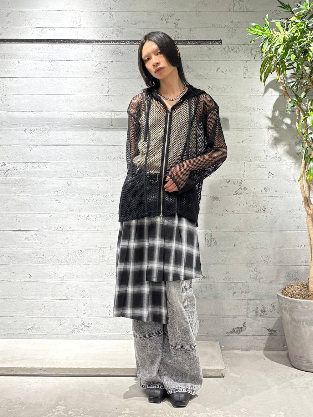 「モード、HARE、高見え、個性派、パーカー、デニムパンツ、レイヤードスタイル、春コーデ、春夏コーデ」｜「HAREのステンレスチェーンネックレス(HARE)（ネックレス、シルバー系）」を使った、seigiさん（メンズ・178cm）の春コーディネートの1枚目の写真