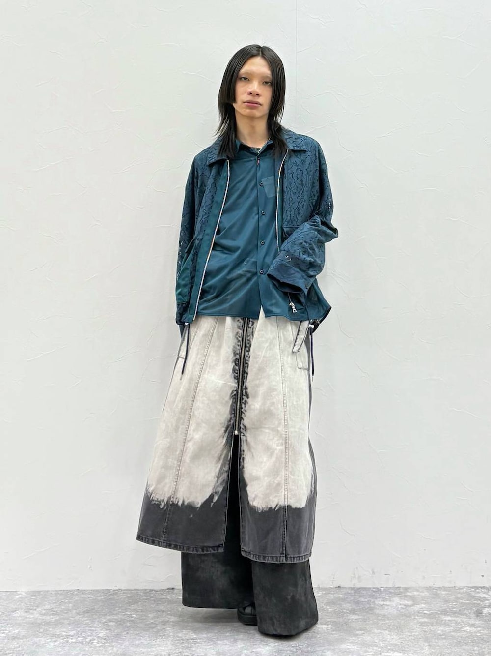「高見え、個性派、モード、HARE、ブルゾン、シャツ、スカート、ワイドパンツ、春コーデ、春夏コーデ、春アウター」｜「HAREの【SET UP対応】フラワーレースブルゾン(HARE)（ブルゾン、ブルー系）」を使った、seigiさん（メンズ・178cm）の春コーディネートの1枚目の写真