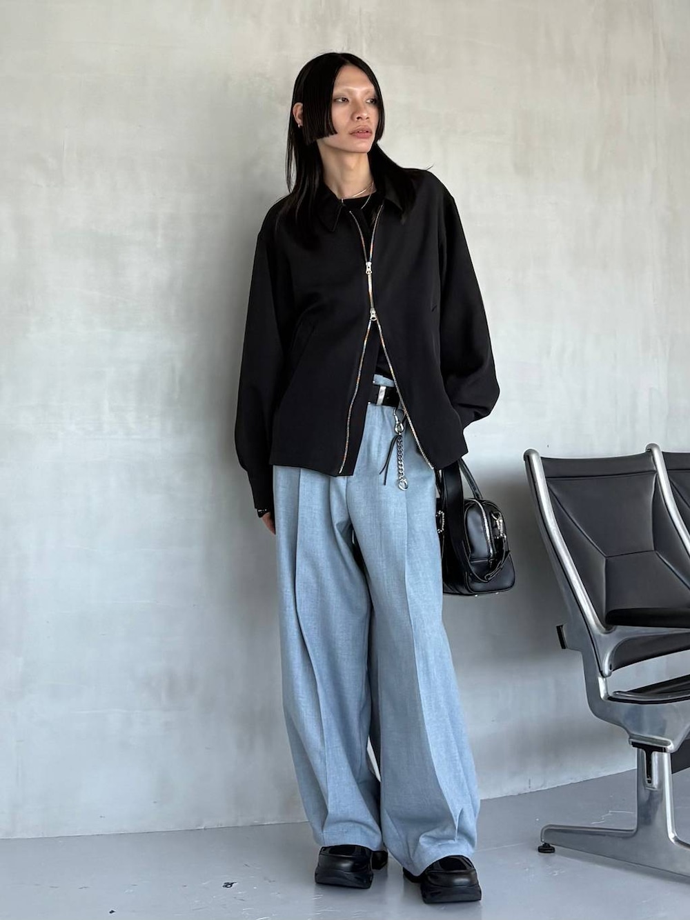 「HARE、高見え、個性派、モード、ブルゾン、ワイドパンツ、セットアップ、秋コーデ、秋冬新作、スニーカー、ボストンバッグ」｜「HAREのビンテージライクフェイクレザーベルト(HARE)（ベルト、ブラック系）」を使った、seigiさん（メンズ・178cm）の秋コーディネートの1枚目の写真
