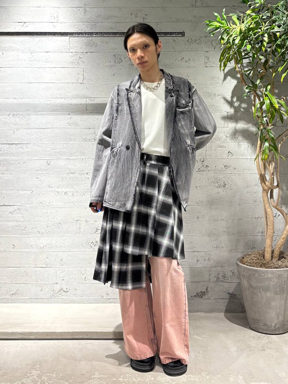 「高見え、個性派、モード、HARE、テーラードジャケット、Tシャツ、デニムパンツ、春夏コーデ、春コーデ、春アウター」｜「HAREのラップスカートベルト(HARE)（スカート、グレー系）」を使った、seigiさん（メンズ・178cm）の春コーディネートの1枚目の写真