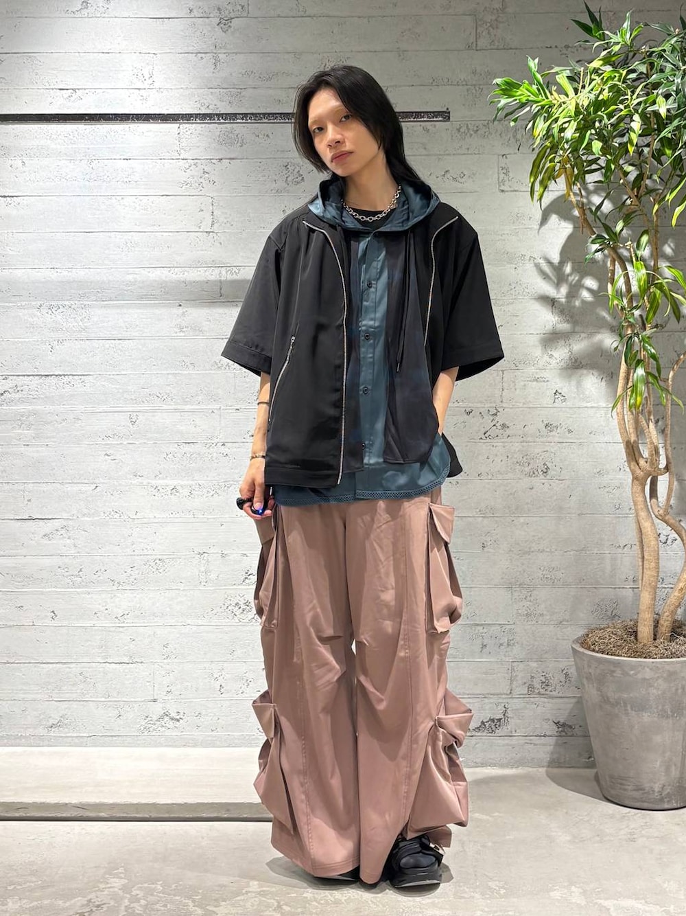 「高見え、個性派、モード、HARE、シャツ、シャツスタイル、ワイドパンツ、春コーデ、夏コーデ」｜「HAREの【SET UP対応】ダブルポケットカーゴパンツ(HARE)（カーゴパンツ、ピンク系）」を使った、seigiさん（メンズ・178cm）の春コーディネートの1枚目の写真