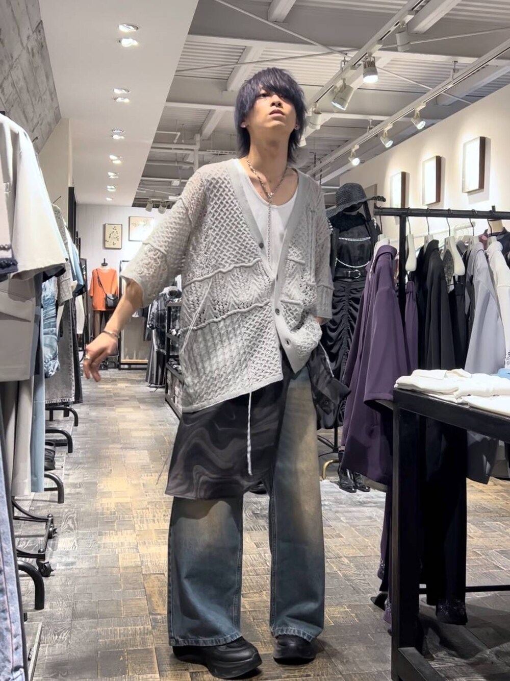 「HARE、リラックス、ラフ、ゆったり、春コーデ、秋コーデ、冬コーデ、オーバーサイズ」｜「HAREのマーブルシアーガラシャツ(HARE)（シャツ/ブラウス、ブラック系）」を使った、ayukifukuさん（メンズ・172cm）の春コーディネートの1枚目の写真