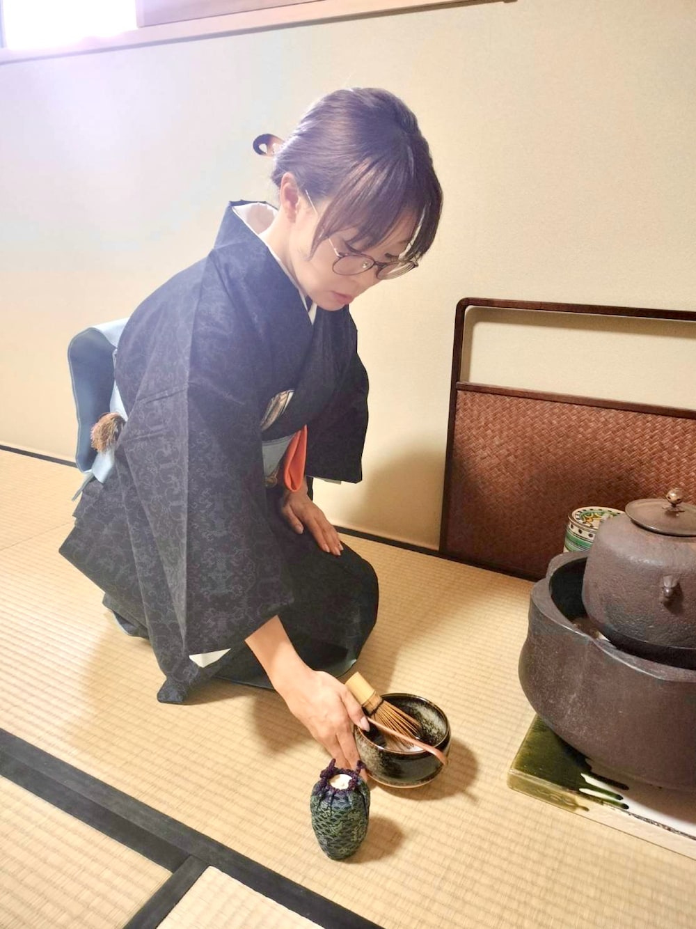 ブルー系の着物、その他の和装小物、ブラウン系のその他ヘアアクセサリーを着用したレディースの秋コーディネートの1枚目の写真