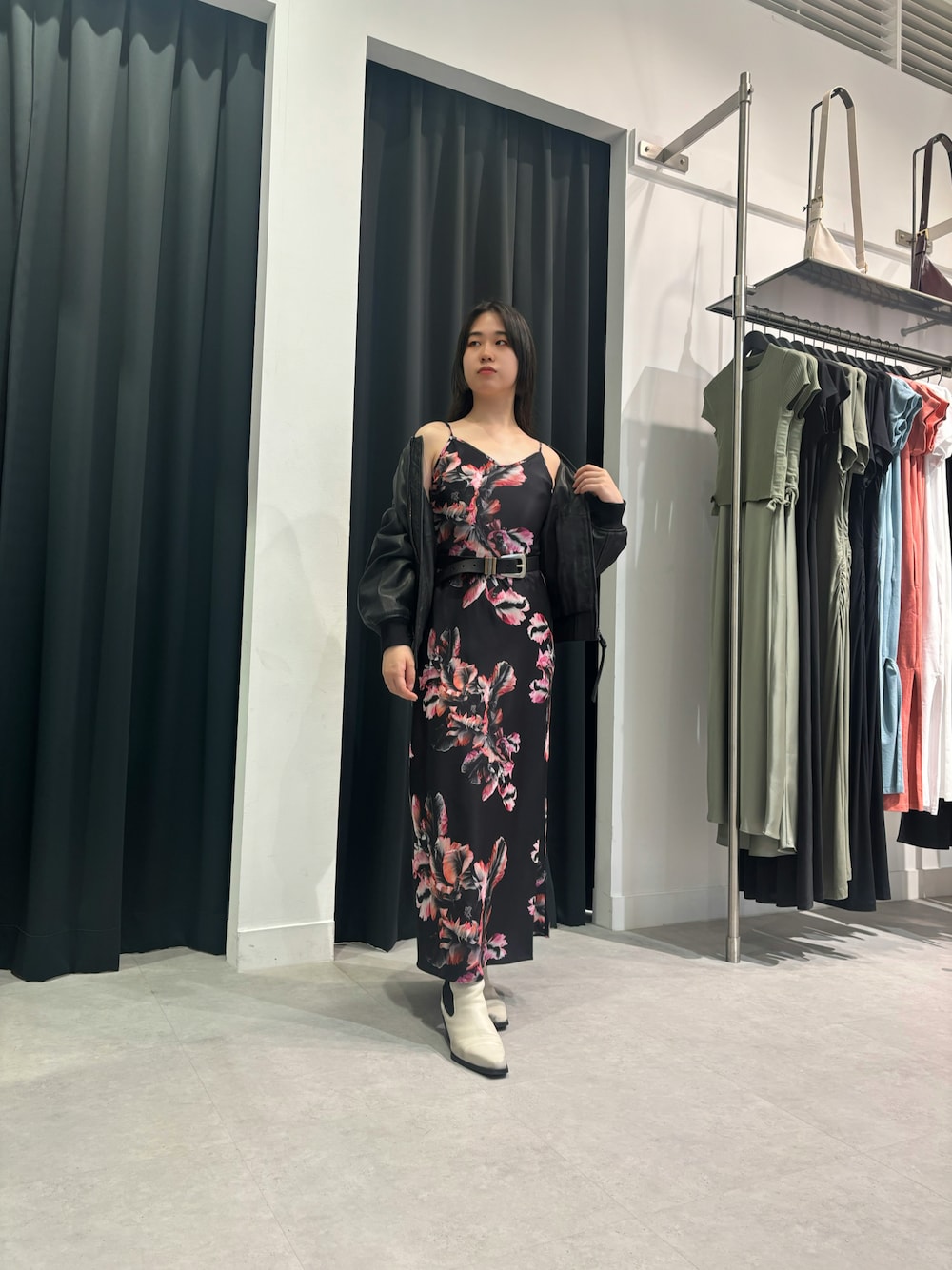 「キレイめカジュアル、最近のいい感じコーデ、ドレス、レザージャケット、お洒落さんとつながりたい」｜「ALLSAINTSのVALLY LEATHER BOOTS | VALLY レザー ブーツ（ブーツ、ホワイト系）」を使った、Mihoさん（骨格ウェーブ・レディース・160cm）の春コーディネートの1枚目の写真