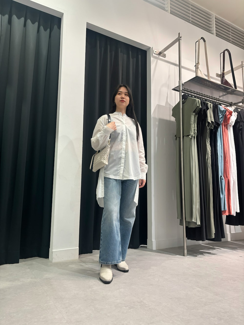 「シャツスタイル、キレイめカジュアル、デニム、デニムパンツ、シャツ好き集まれ、夏ファッション、お洒落さんとつながりたい」｜「ALLSAINTSのVALLY LEATHER BOOTS | VALLY レザー ブーツ（ブーツ、ホワイト系）」を使った、Mihoさん（骨格ウェーブ・レディース・160cm）の春コーディネートの1枚目の写真
