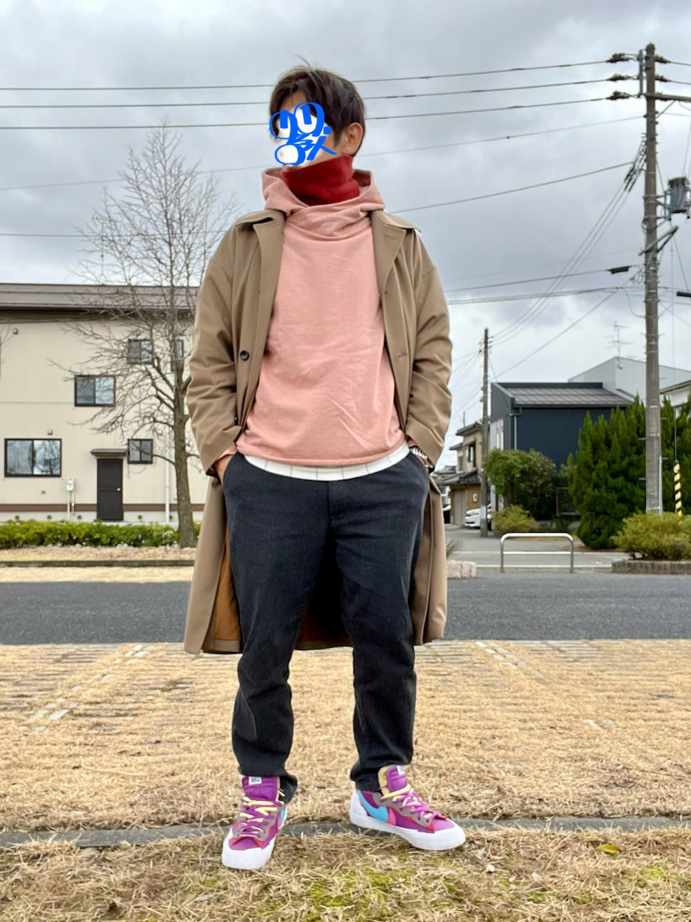 ピンク系のパーカー、ホワイト系のトップス、ベージュ系のジャケット/アウターを着用したメンズの冬コーディネートの1枚目の写真